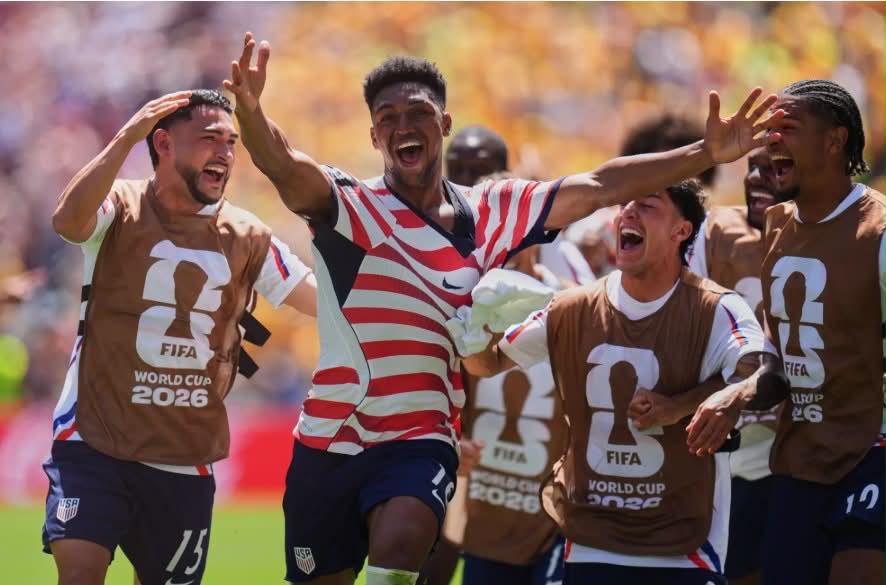 Ba chủ nhà và câu hỏi cũ của World Cup Hậu vệ Alex Freeman vui mừng sau khi ghi bàn thứ hai trong trận Mỹ thắng Úc 2-0. Ảnh: Latimes