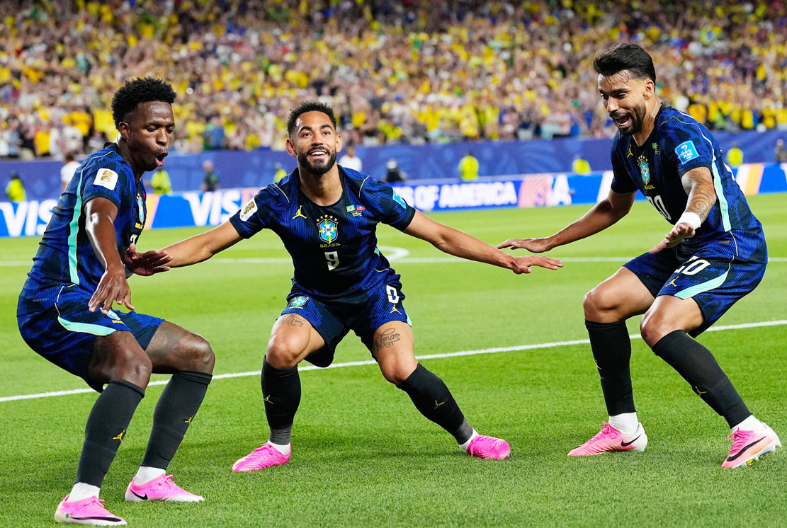 Cunha và Vinicius nhảy múa trước hàng thủ Haiti - Ảnh: FIFA