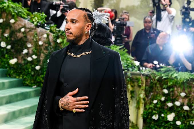 Tay đua F1 Lewis Hamilton gây chú ý khi xuất hiện tại Met Gala - Ảnh: Getty