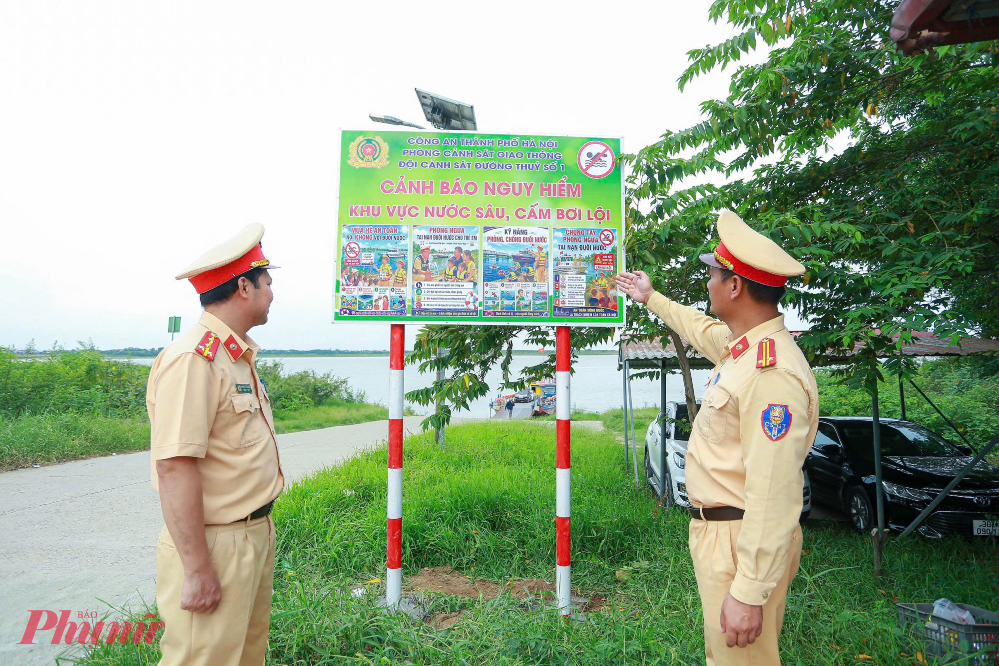 Ngoài cảnh báo, lực lượng chức năng cũng tuyên truyền, hướng dẫn người dân thực hiện các quy định về bảo đảm TTATGT đường thuỷ.