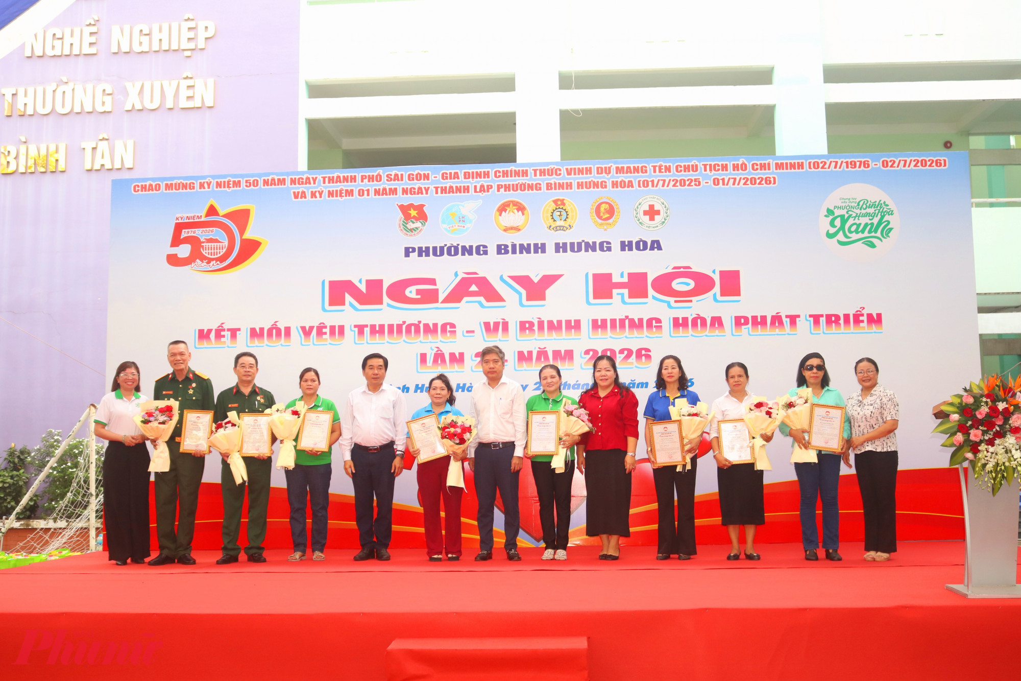 Ngày của yêu thương Ban tổ chức ngày hội trao thư cảm ơn đến đại diện các đơn vị ủng hộ thực hiện chương trình - Ảnh: Mẫn Nhi