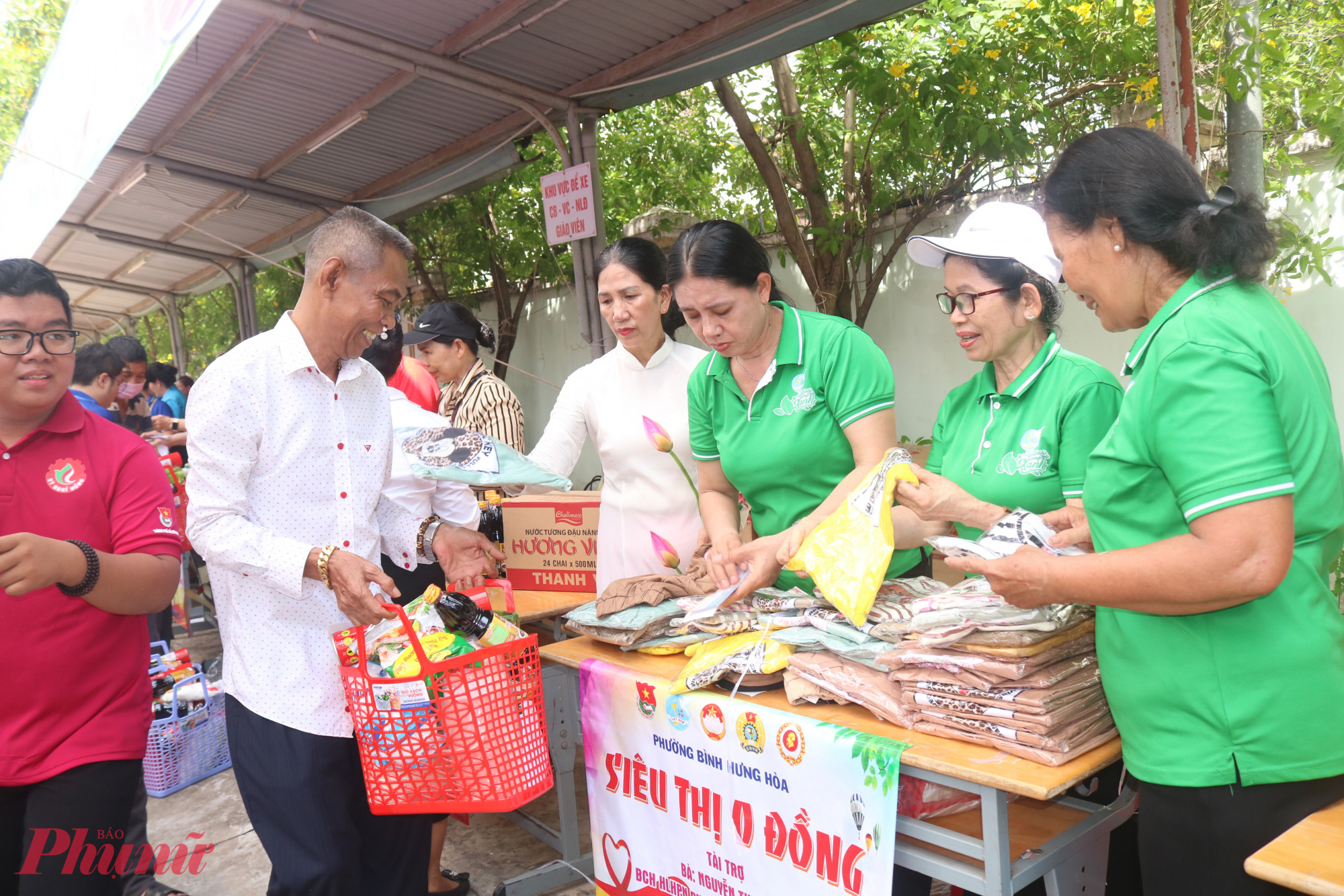 Ngày của yêu thương “Siêu thi 0 đồng” chia sẻ yêu thương đến người dân có hoàn cảnh khó khăn - Ảnh: Mẫn Nhi