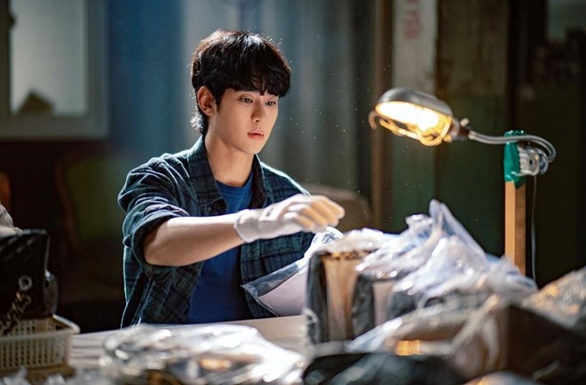 “Knock-Off” bị hoãn phát hành vì ồn ào tình cảm của Kim Soo Hyun. Ảnh: Disney+