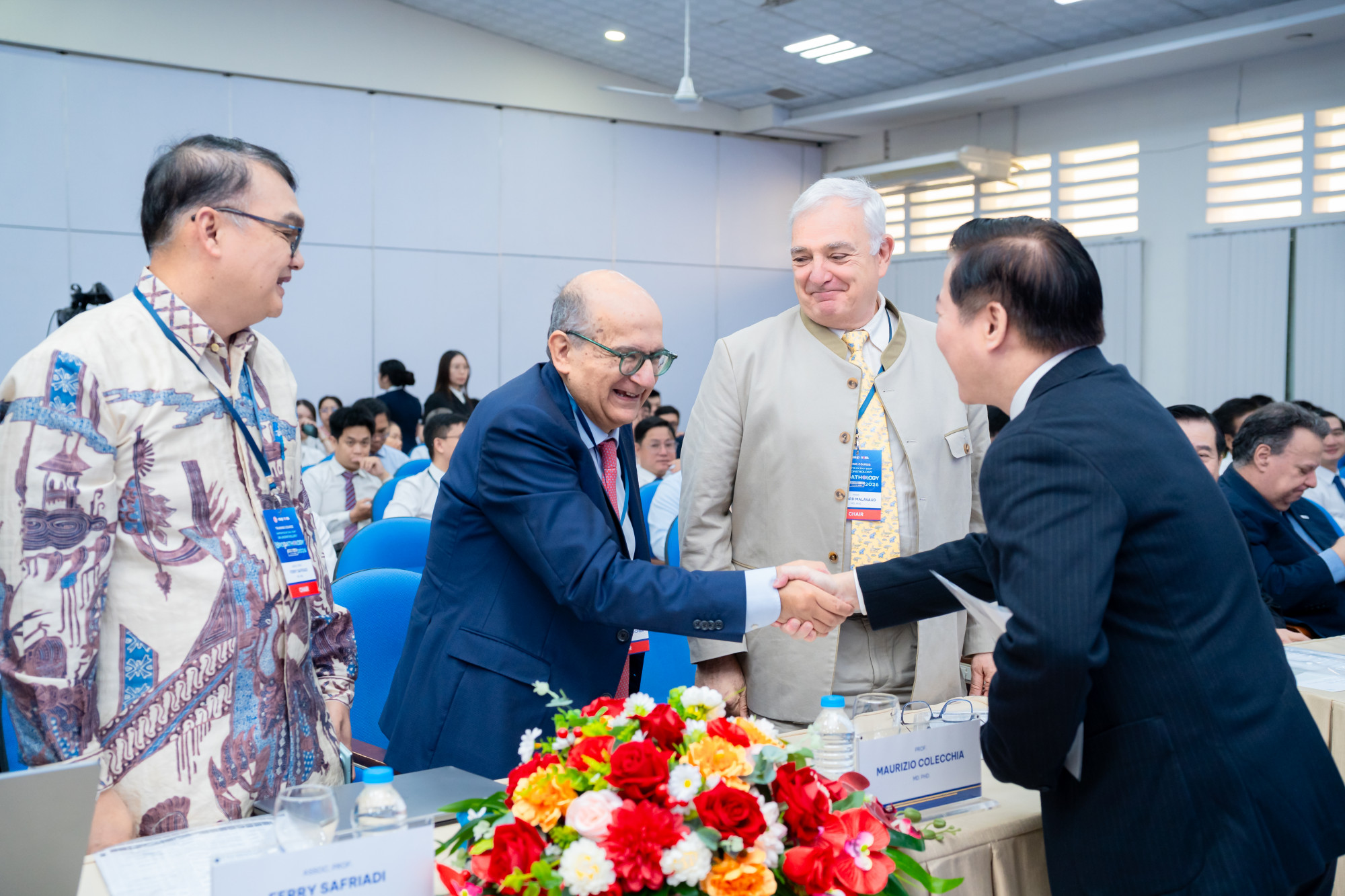 PGS.TS.BS Trần Vĩnh Hưng bắt tay và chào các giáo sư nước ngoài đến tham dự hội thảo, ảnh BVCC