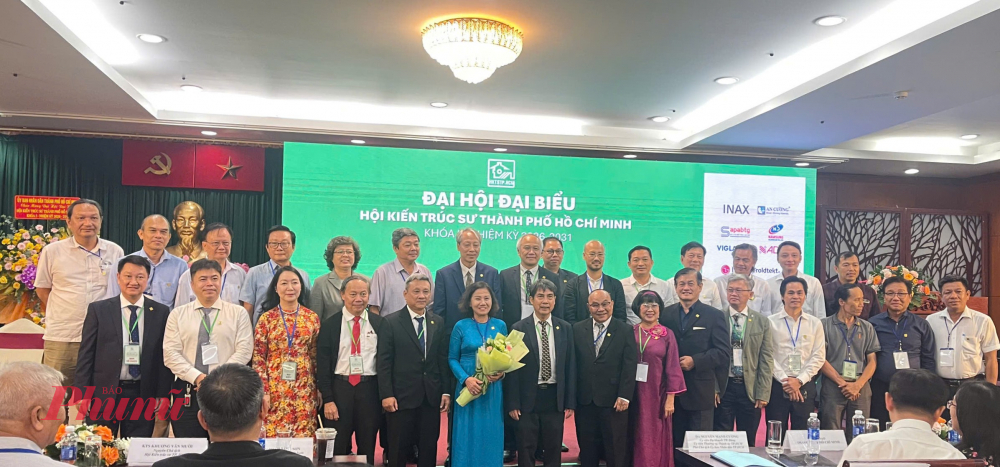 Ban chấp hành nhiệm kỳ cũ từ nhiệm - Ảnh: Dương Đông.