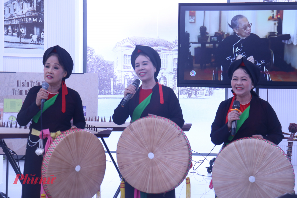 Xuyên suốt chương trình, nhiều tiết mục đàn tranh, hát xẩm, ru hò Nam Bộ được trình diễn trước công chúng