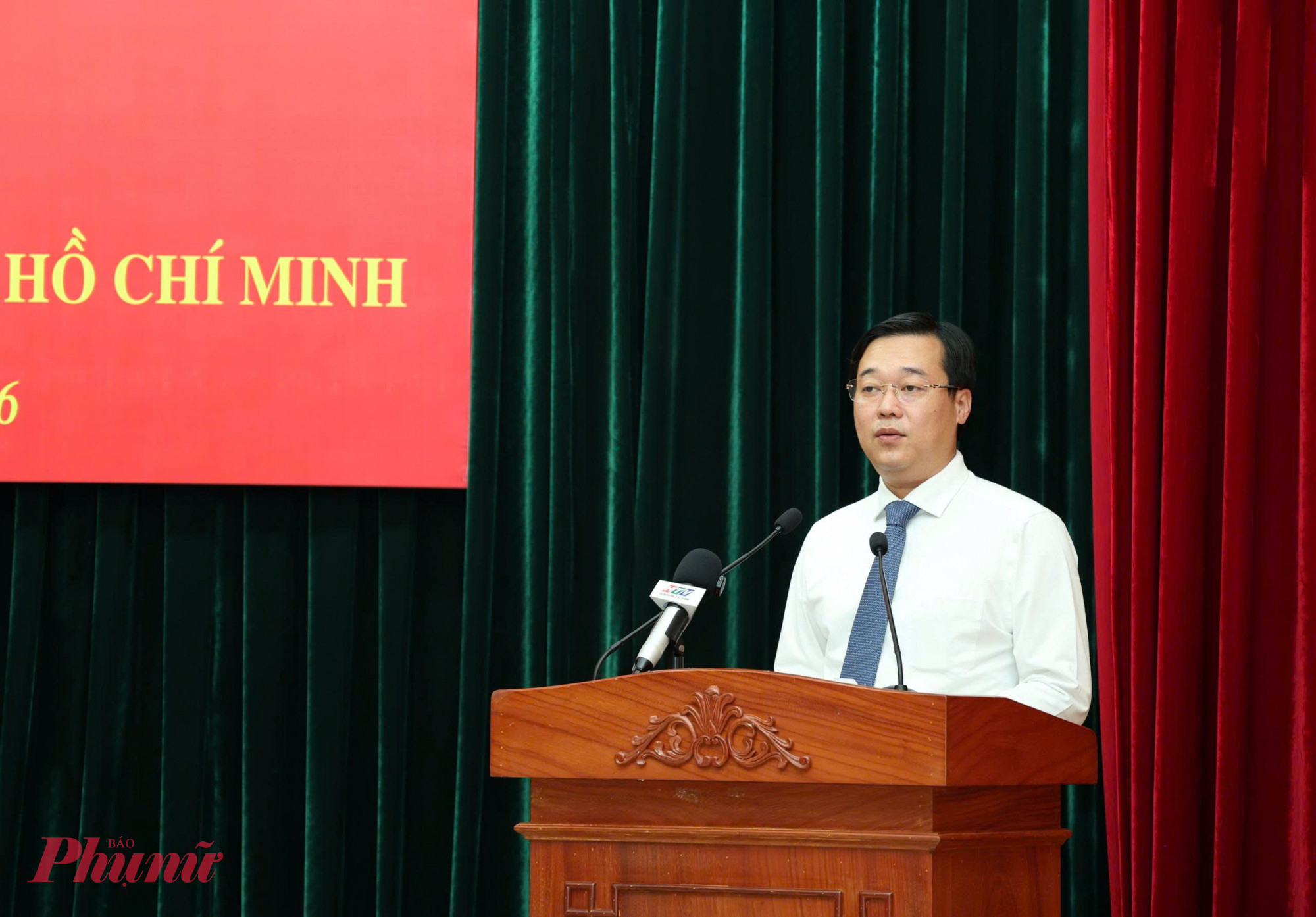 ồng chí Lê Quốc Phong, Ủy viên Trung ương Đảng, Phó Bí thư Thường trực Thành ủy TPHCM và đồng chí Văn Thị Bạch Tuyết, Phó Bí thư Thành ủy TPHCM, trao quyết định bổ nhiệm Tổng Giám đốc, các Phó Tổng Giám đốc Báo và Phát thanh, Truyền hình TPHCM