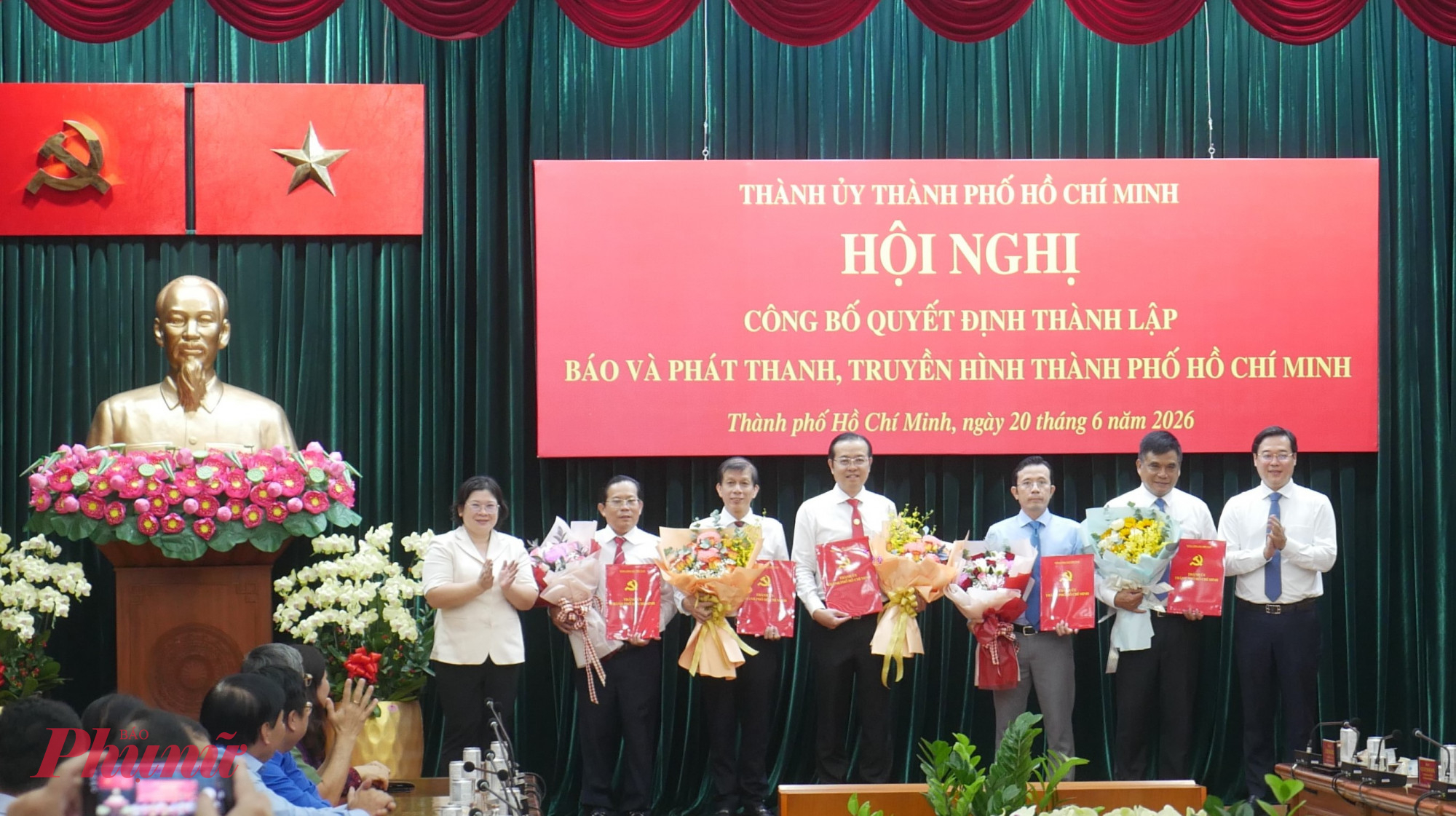 ồng chí Lê Quốc Phong, Ủy viên Trung ương Đảng, Phó Bí thư Thường trực Thành ủy TPHCM và đồng chí Văn Thị Bạch Tuyết, Phó Bí thư Thành ủy TPHCM, trao quyết định bổ nhiệm Tổng Giám đốc, các Phó Tổng Giám đốc Báo và Phát thanh, Truyền hình TPHCM