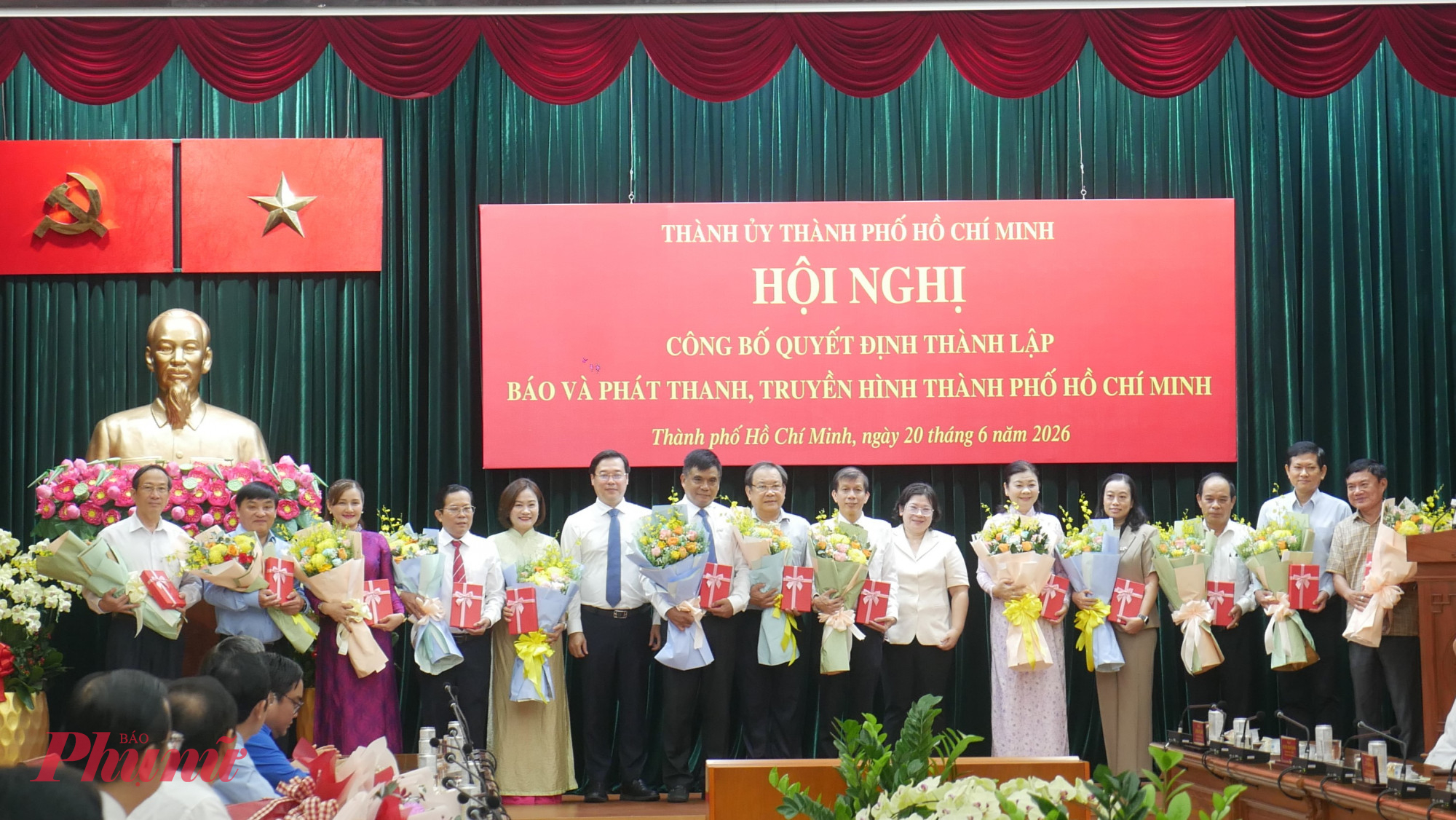 Lãnh đạo Thành ủy TPHCM tặng hoa, tri ân các thế hệ lãnh đạo, cán bộ, phóng viên, biên tập viên của các cơ quan báo chí thực hiện sắp xếp