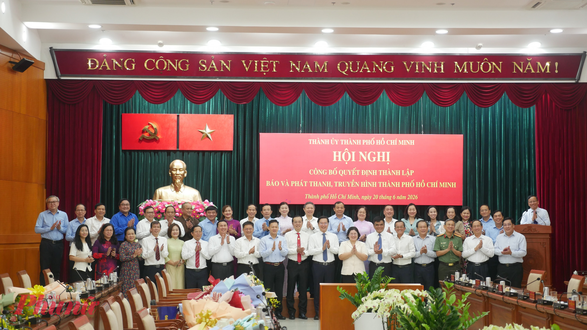 Lãnh đạo thành phố và các cơ quan báo chí chụp hình lưu niệm tại hội nghị - Ảnh: Trang Nguyễn 