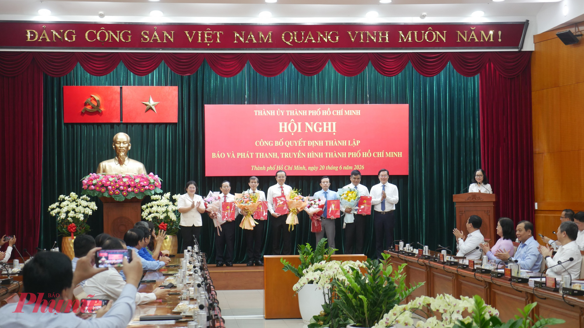 Lãnh đạo Thành ủy TPHCM trao quyết định bổ nhiệm Tổng Giám đốc Báo và Phát thanh, Truyền hình TPHCM và các Phó Tổng Giám đốc Báo và Phát thanh, Truyền hình TPHCM - Ảnh: Trang Nguyễn 