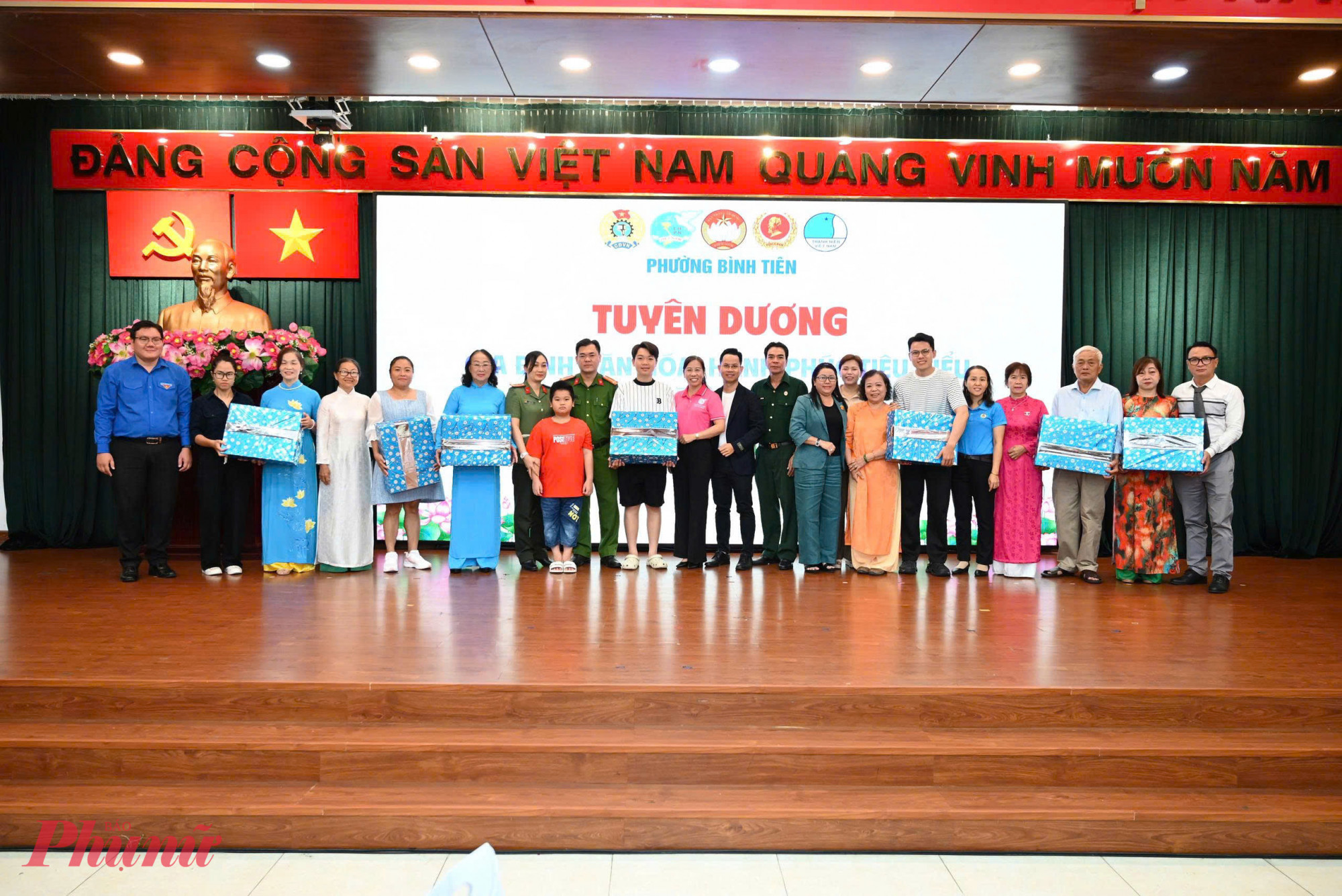 Các gia đình tiêu biểu được tuyên dương tại hội nghị.