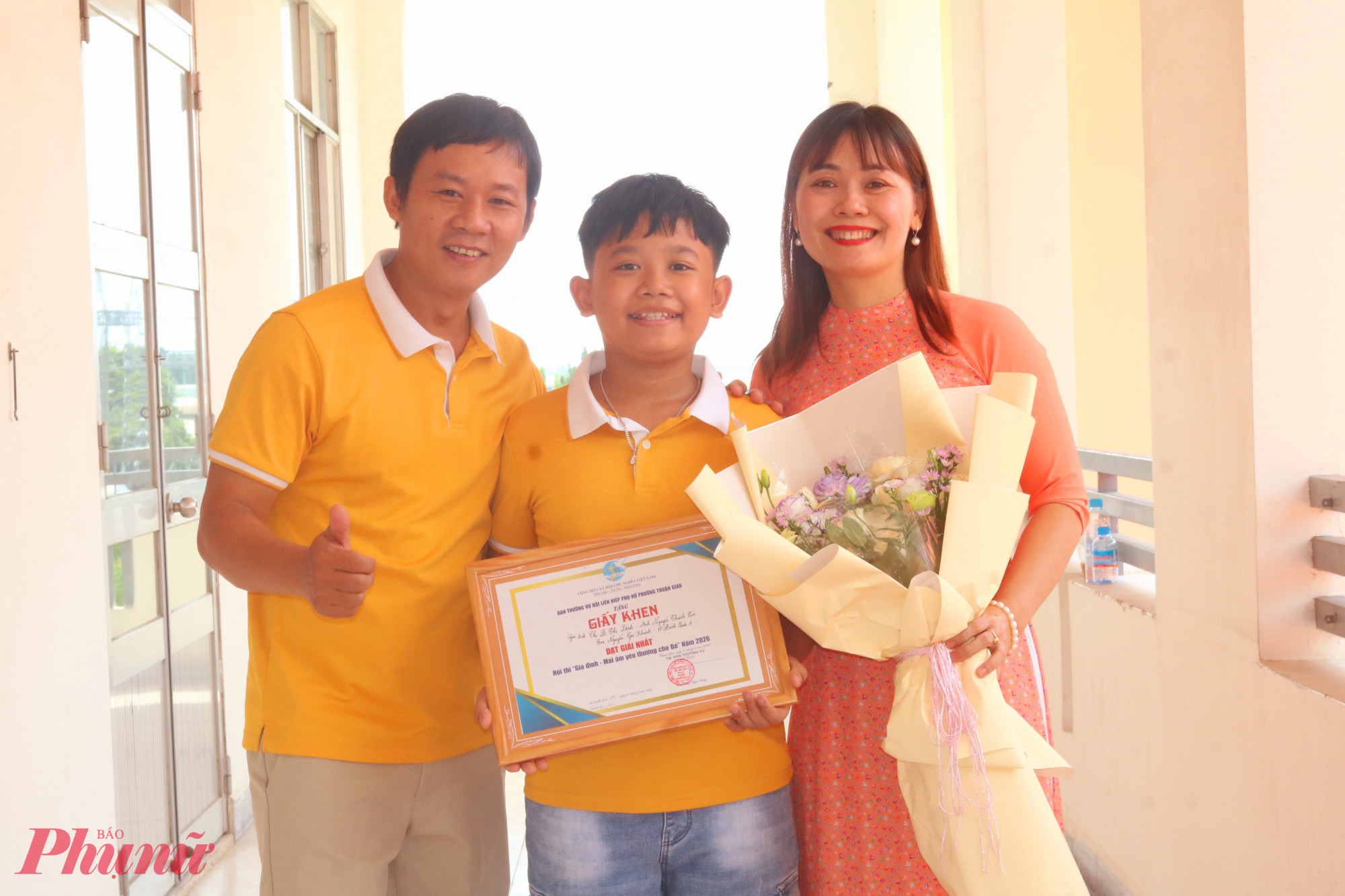 Gia đình chị Lê Thị Định – anh Nguyễn Thành Tín đoạt giải nhất hội thi “Gia đình – Mái ấm yêu thương cho bé” - Ảnh: Mẫn Nhi
