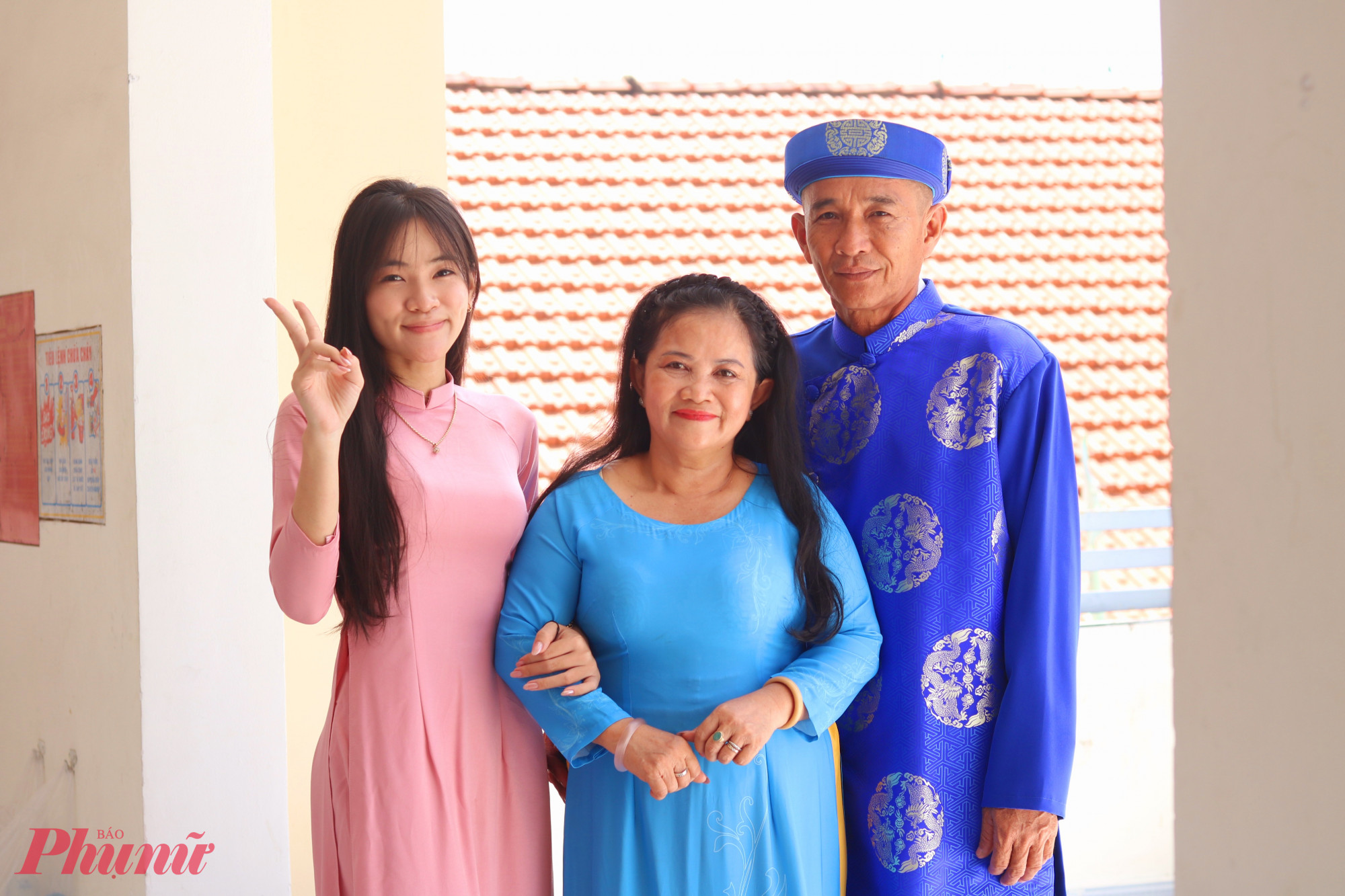 Vợ chồng chị Nguyễn Thị Yến - anh Nguyễn Văn Khỏe và con gái Nguyễn Cao Bảo Trâm cùng mặc áo dài đến dự lễ tuyên dương và tham gia hội thi “Gia đình – Mái ấm yêu thương cho bé” - Ảnh: Mẫn Nhi