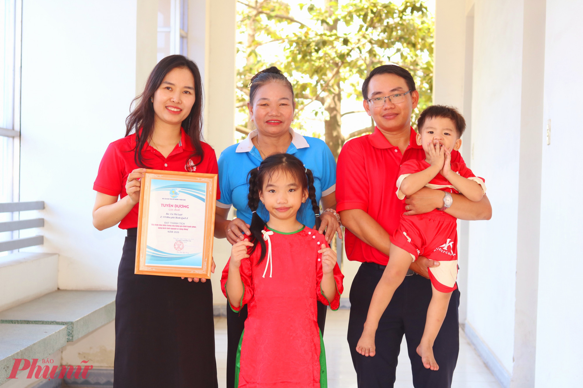 Bà Vũ Thị Lượt đến dự lễ tuyên dương với con cháu. Vợ chồng anh Vũ Đăng Thắng – chị Đặng Thị Hòa cùng 2 con là bé Vũ Trà My (9 tuổi), bé Vũ Đăng Bình Dương (3 tuổi) cũng tham gia hội thi “Gia đình – Mái ấm yêu thương cho bé) và đoạt giải nhì chung cuộc - Ảnh: Mẫn Nhi  
