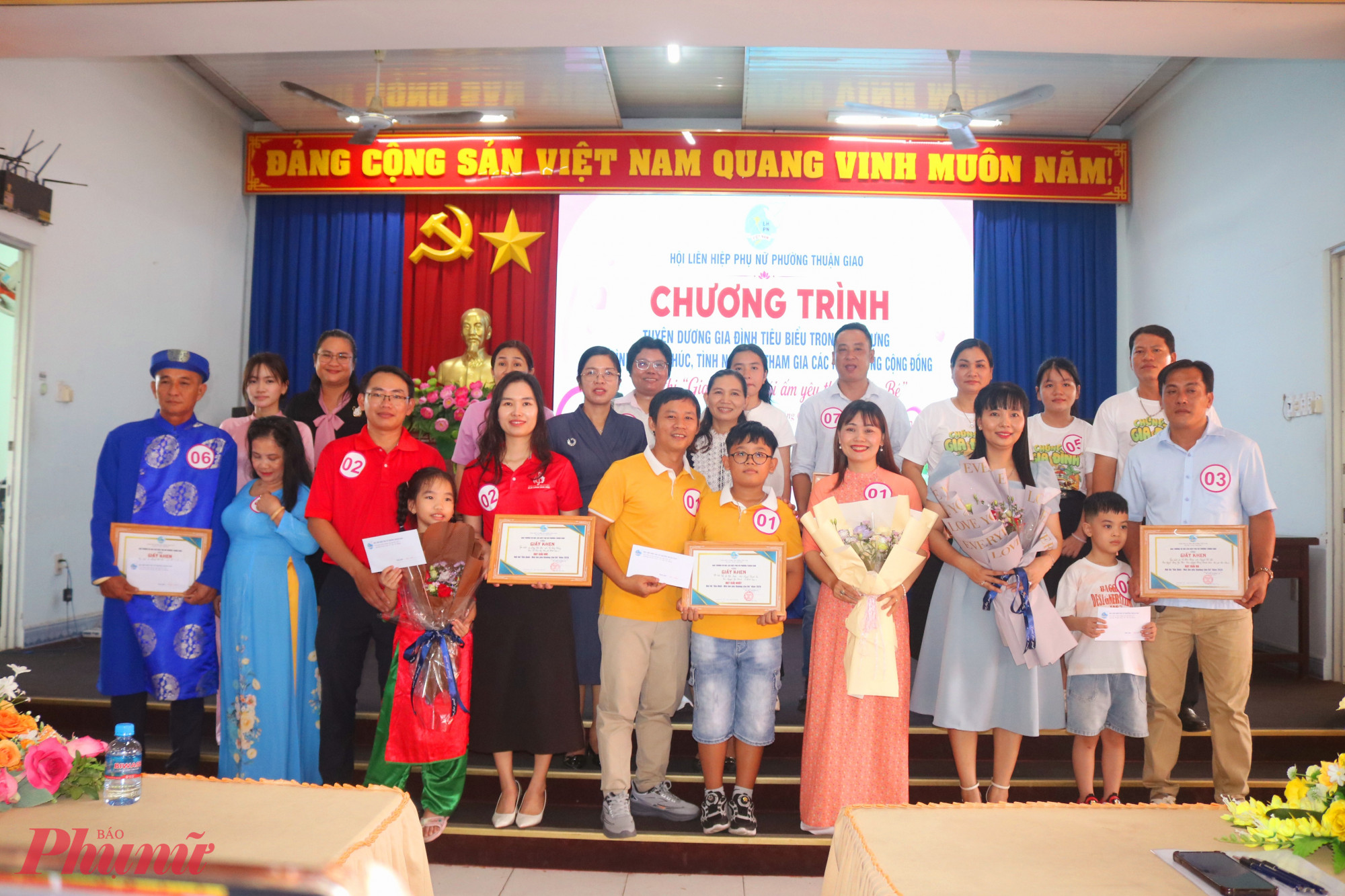 Ban tổ chức trao giải hội thi “Gia đình – Mái ấm yêu thương cho bé” đến các gia đình - Ảnh: Mẫn Nhi