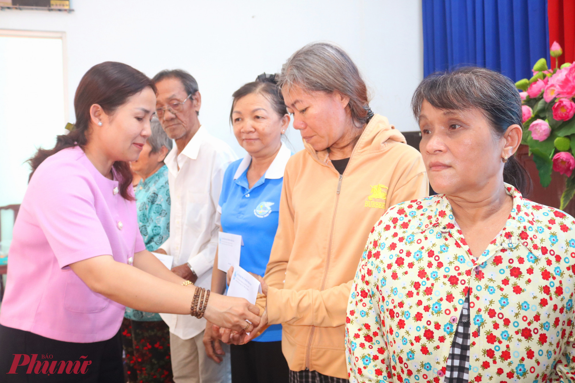 Bà Tôn Thị Ngọc Sang – Phó chủ tịch Ủy ban MTTQ Việt Nam phường Thuận Giao, Chủ tịch Hội LHPN phường – trao quà động viên các dì, các chị có hoàn cảnh khó khăn - Ảnh: Mẫn Nhi