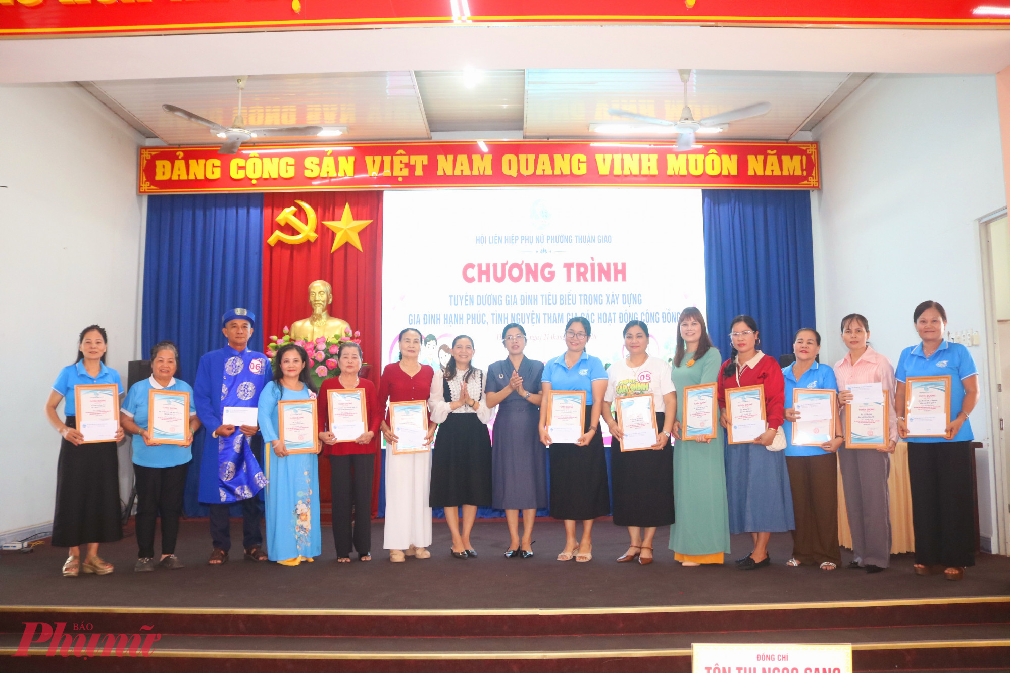 Ban tổ chức trao giấy chứng nhận tuyên dương các gia đình tiêu biểu trong xây dựng gia đình hạnh phúc và tình nguyện tham gia các hoạt động cộng đồng - Ảnh: Mẫn Nhi