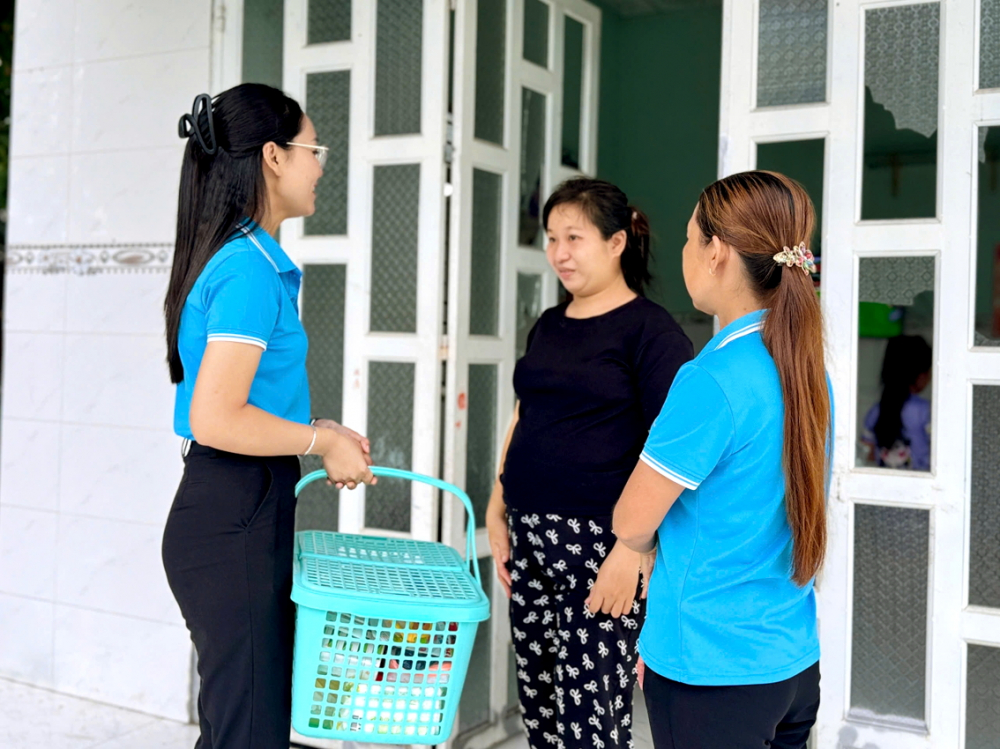 Hội LHPN phường Bình Cơ trao tặng chiếc giỏ yêu thương  đến phụ nữ khó khăn chuẩn bị bước vào hành trình làm mẹ