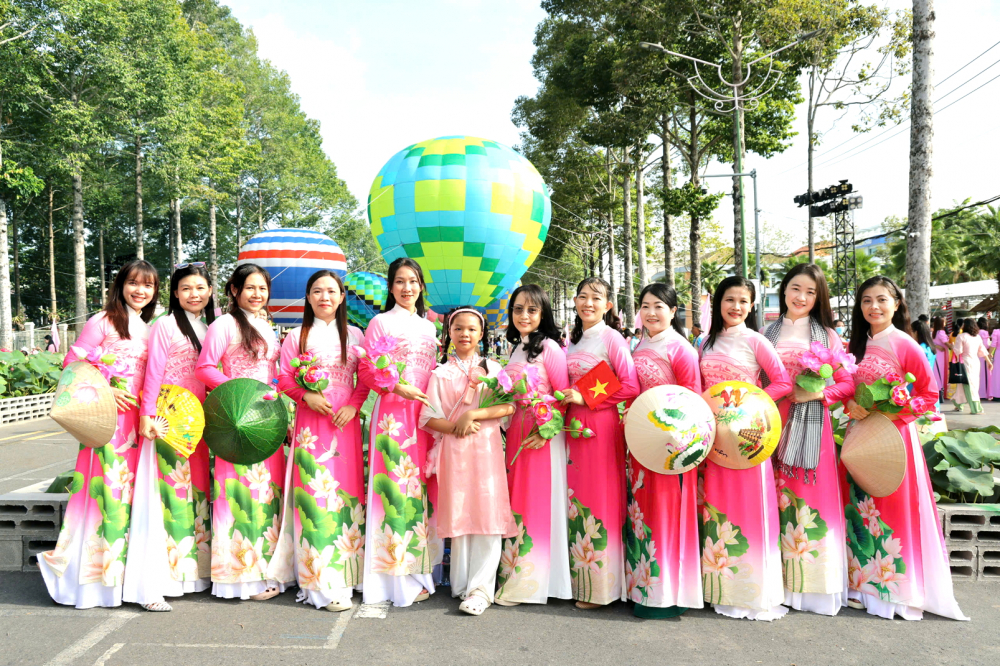 Phụ nữ Đồng Tháp tham gia diễu hành áo dài sen