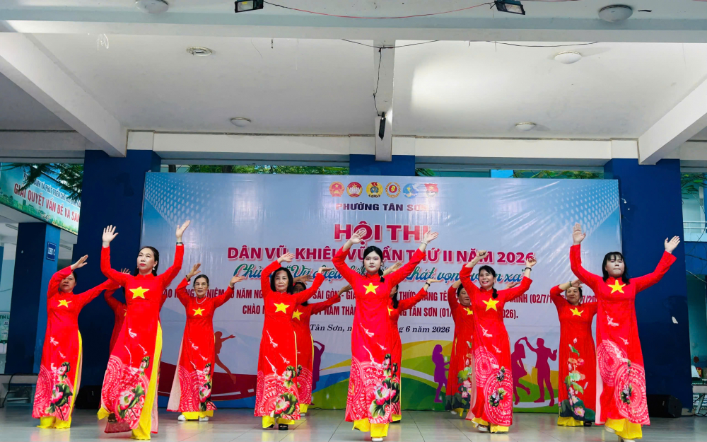 Những động tác được thực hiện đều đẹp, dứt khoát và đầy năng lượng. 