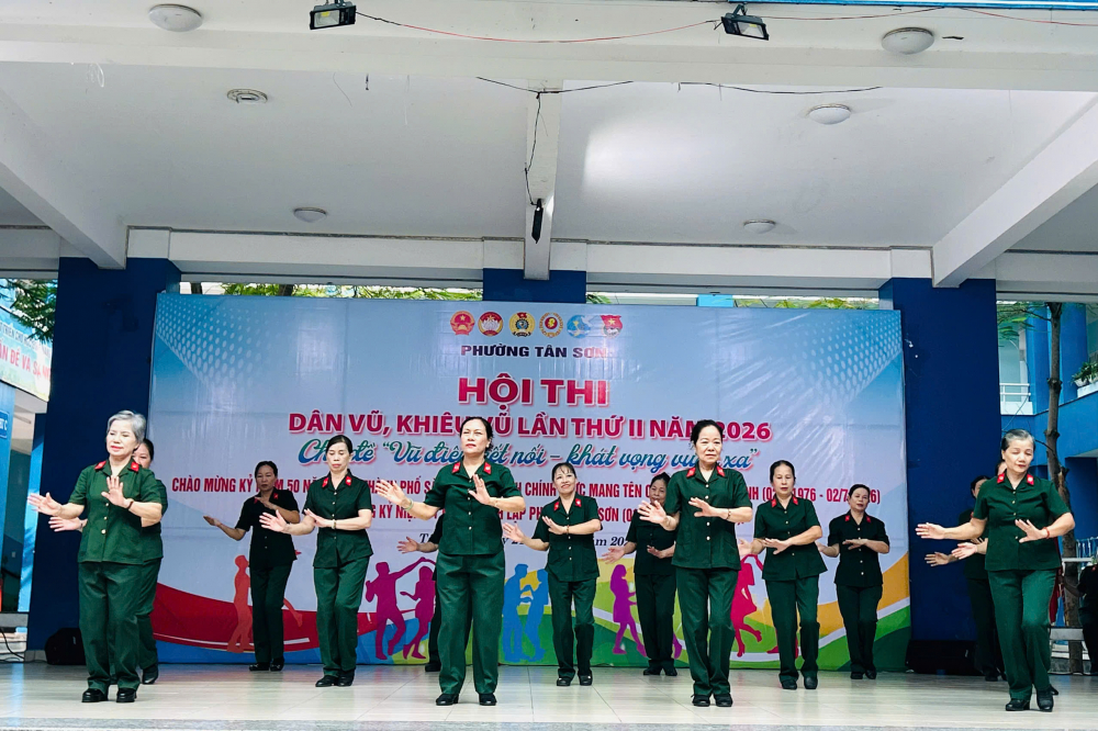 Các tiết mục dân vũ kết hợp cùng những giai điệu cách mạng quen thuộc đã tái hiện khí thế hào hùng của dân tộc, lan tỏa tinh thần yêu nước và niềm tự hào dân tộc.