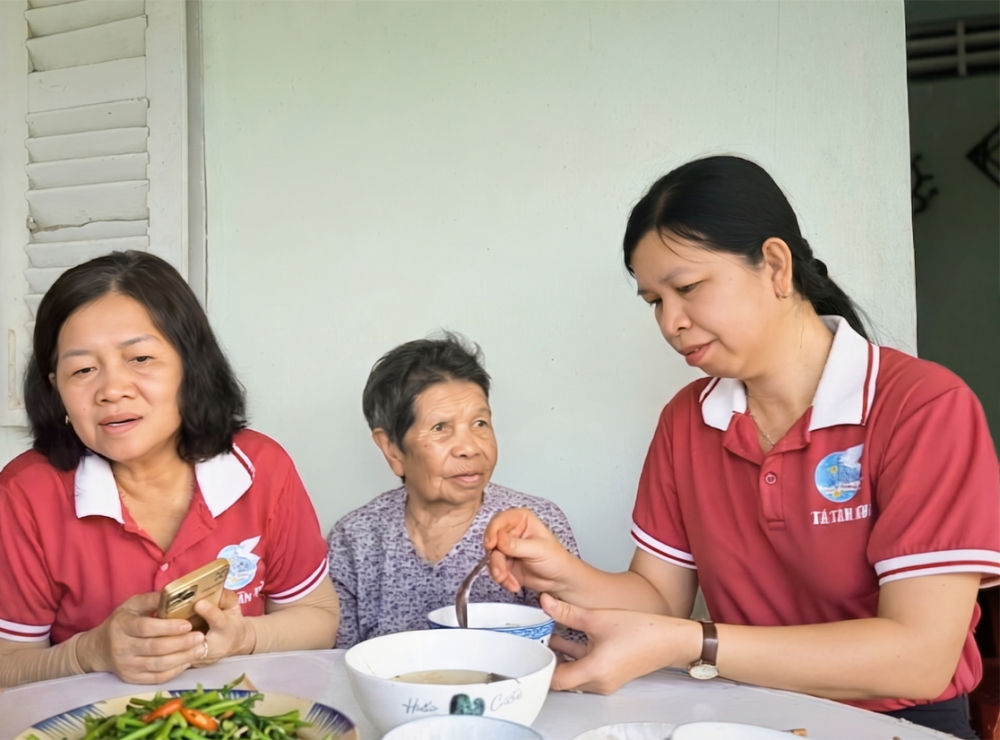 Cán bộ, hội viên phụ nữ xã Tân Nhựt dọn dẹp nhà cửa, ăn bữa cơm thân tình cùng Mẹ Việt Nam anh hùng Phan Thị Tám
