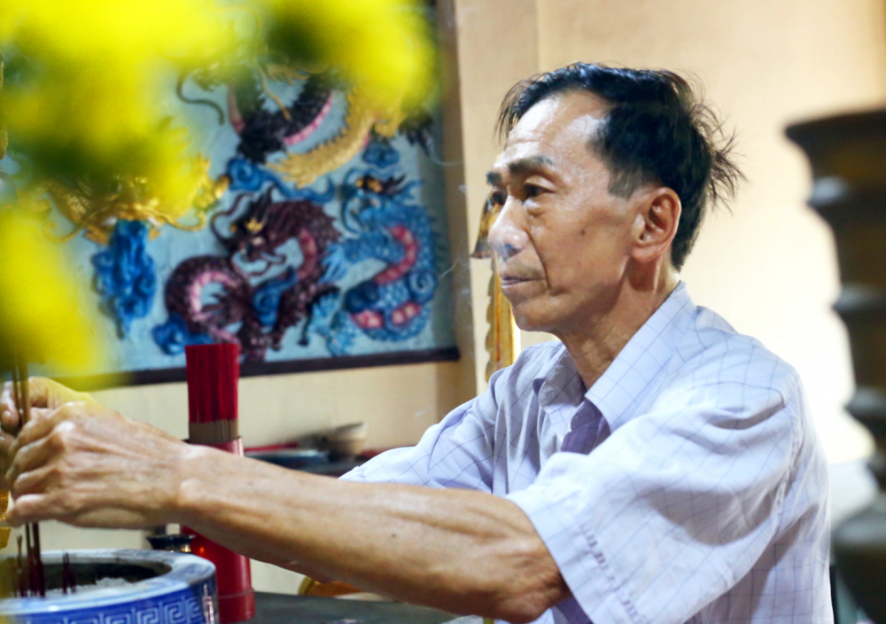 Không có thế hệ kế thừa, di sản chỉ còn là ký ức Ông Đỗ Thanh Sơn vẫn ngày ngày đến đình Thông Tây Hội dọn dẹp, lo hương khói - ẢNH: DIỄM MI