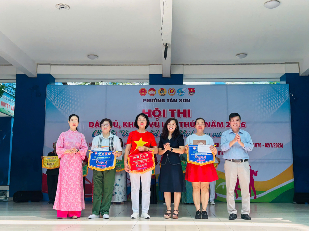 Đại diện Hội LHPN TPHCM và lãnh đạo địa phương trao giải Nhất , Nhì, Ba đến các đội thi. Ảnh: ML