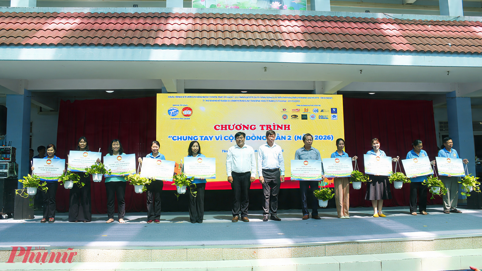 Ban công tác mặt trận khu phố đại diện cho 63 khu phố trên địa bàn phường đăng ký thực hiện công trình Thành phố Muôn sắc hoa” để hưởng ứng phong trào thi đua “Toàn dân chung tay bảo vệ môi trường, vì một Việt Nam xanh - sạch - đẹp”.