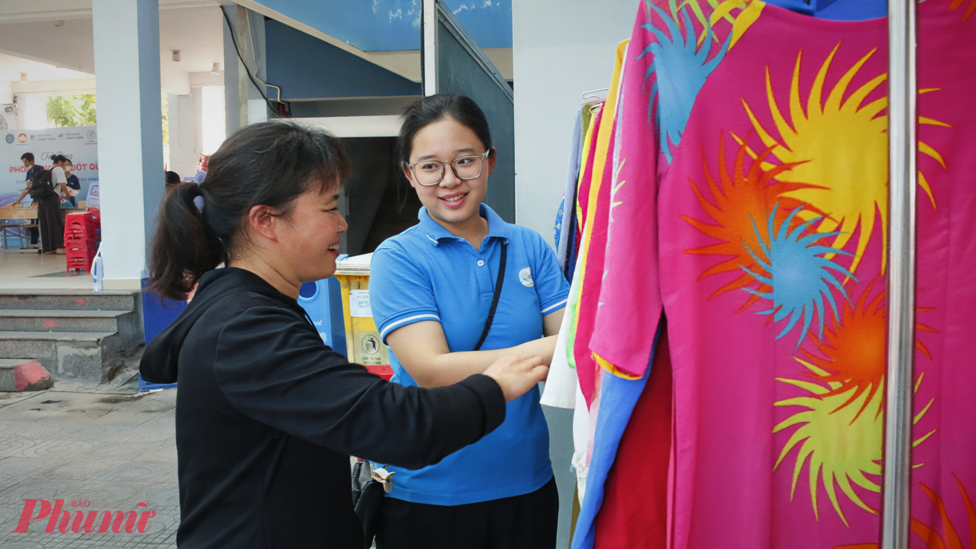 Gian hàng áo dài yêu thương của Hội LHPN phường Tân Thuận.