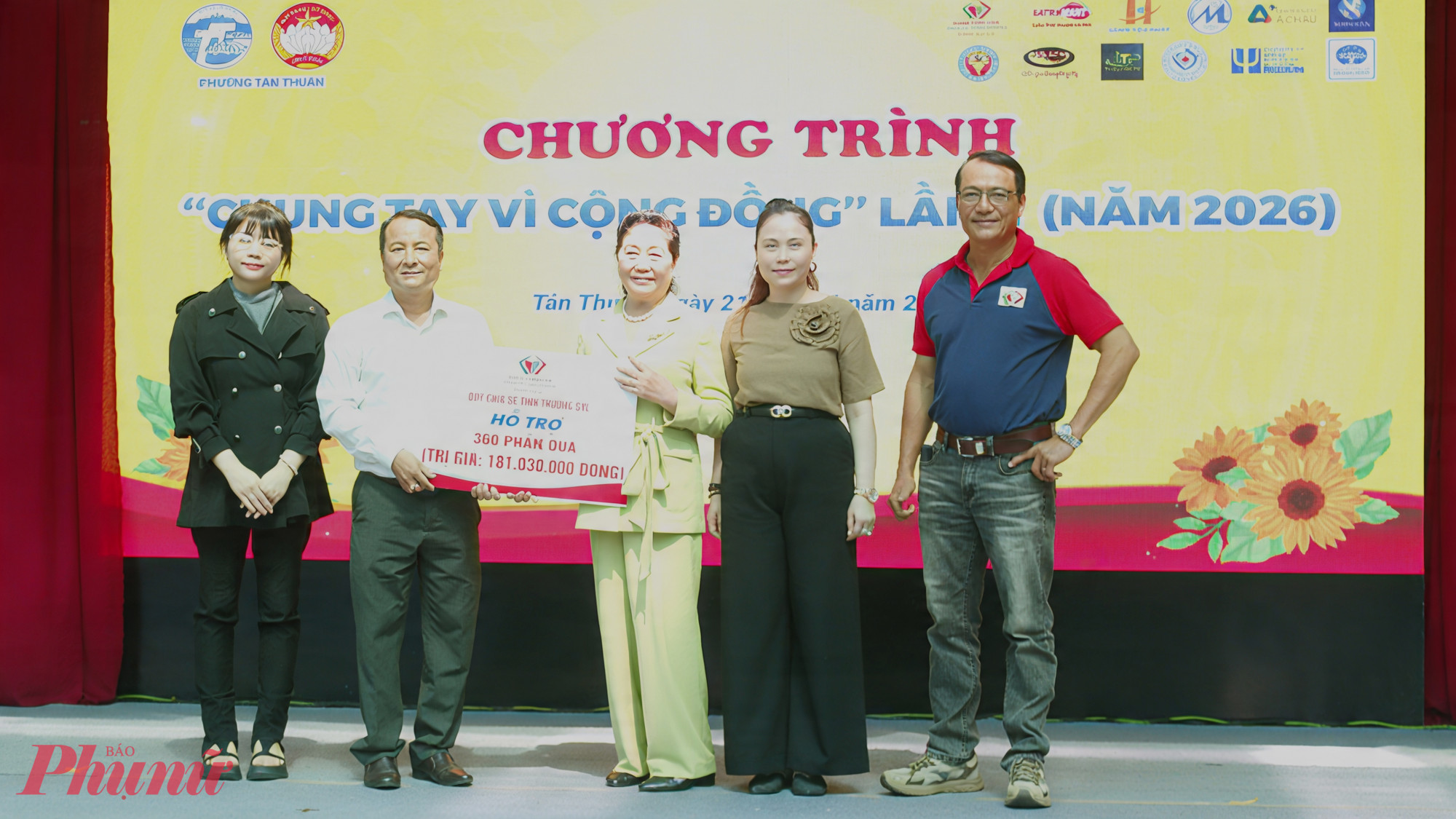 Uỷ ban MTTQ Việt Nam phường Tân Thuận nhận bảng tượng trưng hỗ trợ từ các đơn vị đồng hành.