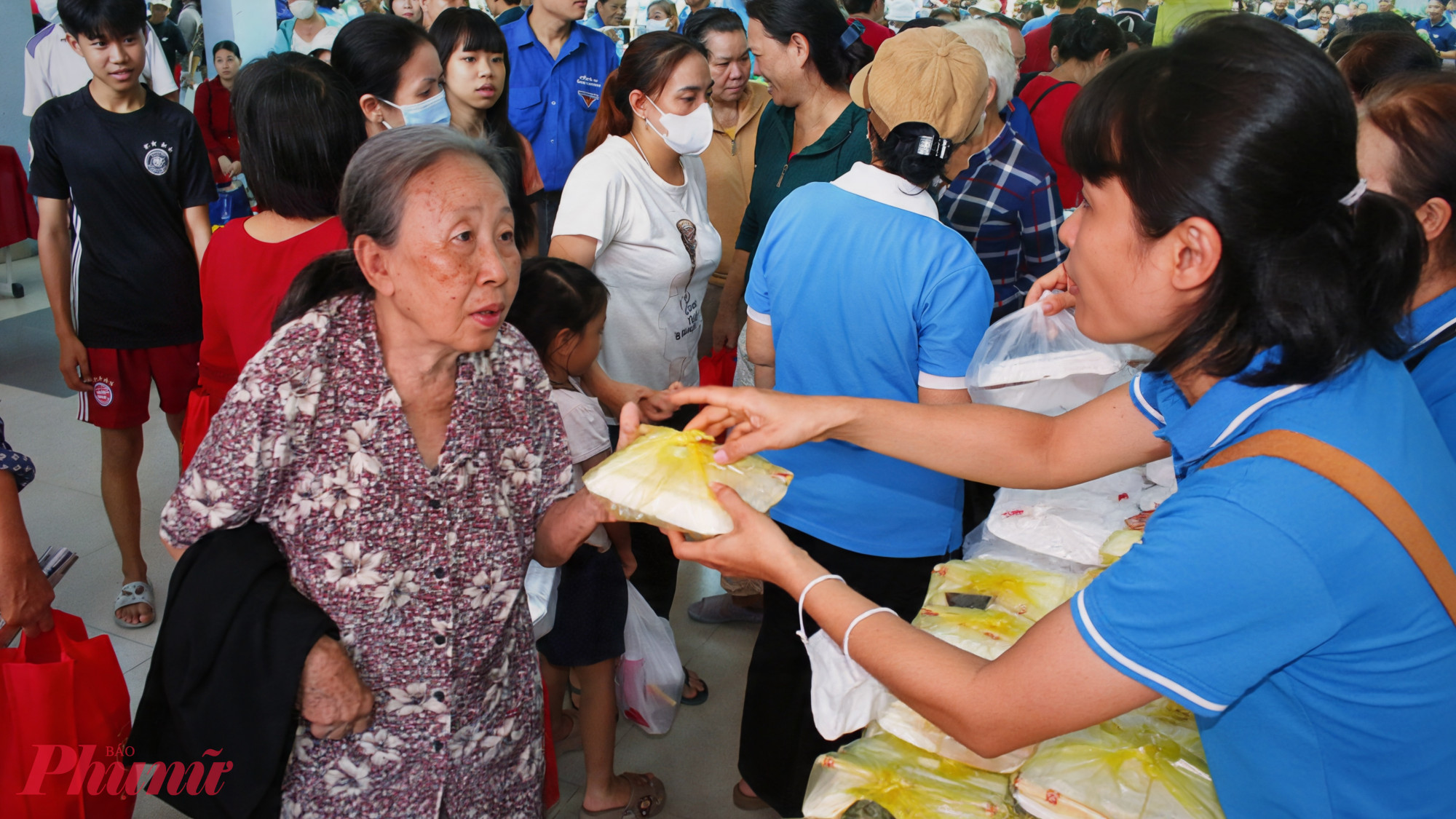 Hơn 500 suất ăn yêu thương được trao đến người dân.