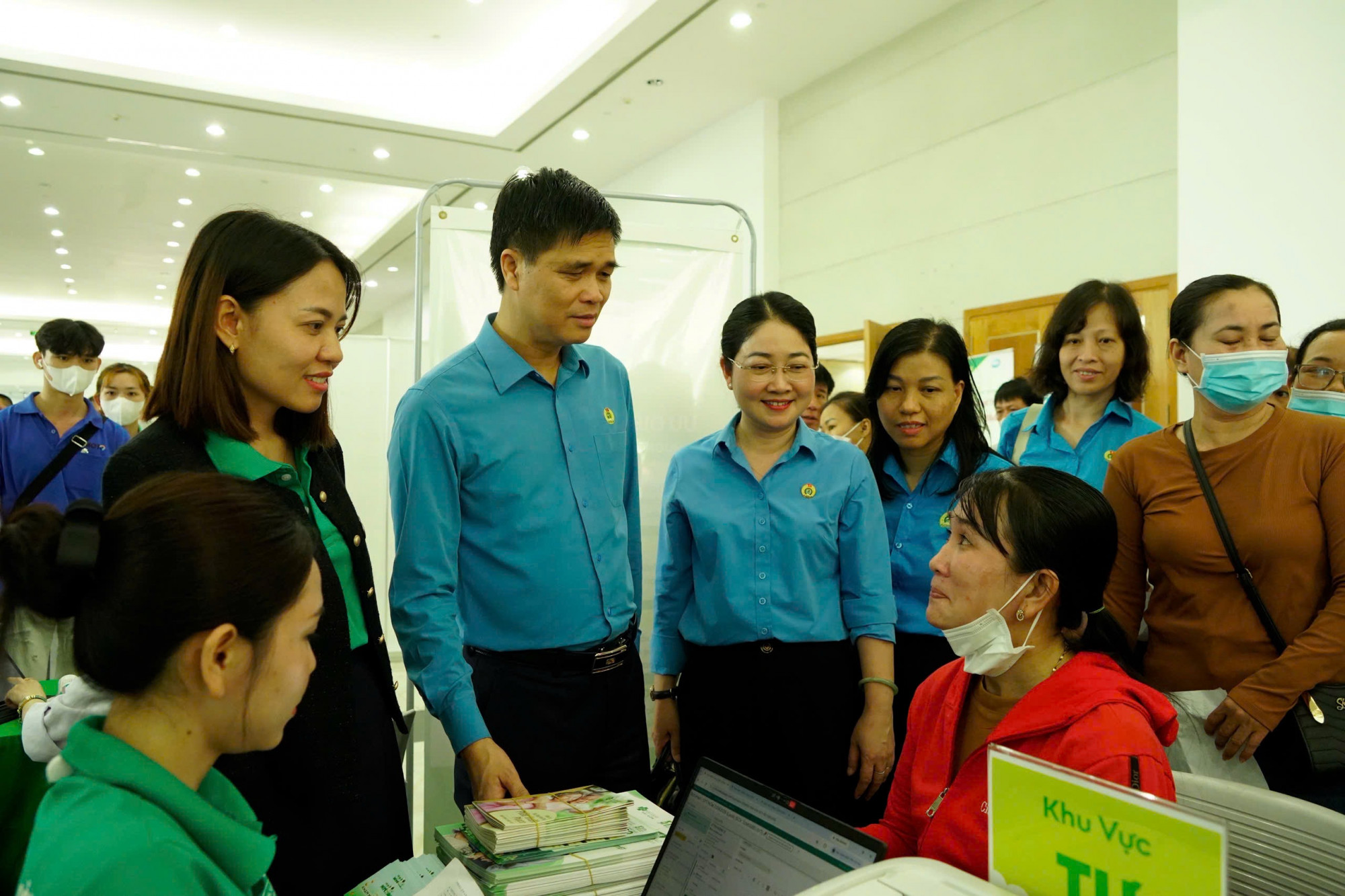 Ông Ngọ Duy Hiệu công nhân có hoàn cảnh khó khăn, tiếp thêm động lực để người lao động vượt qua khó khăn trong cuộc sống.