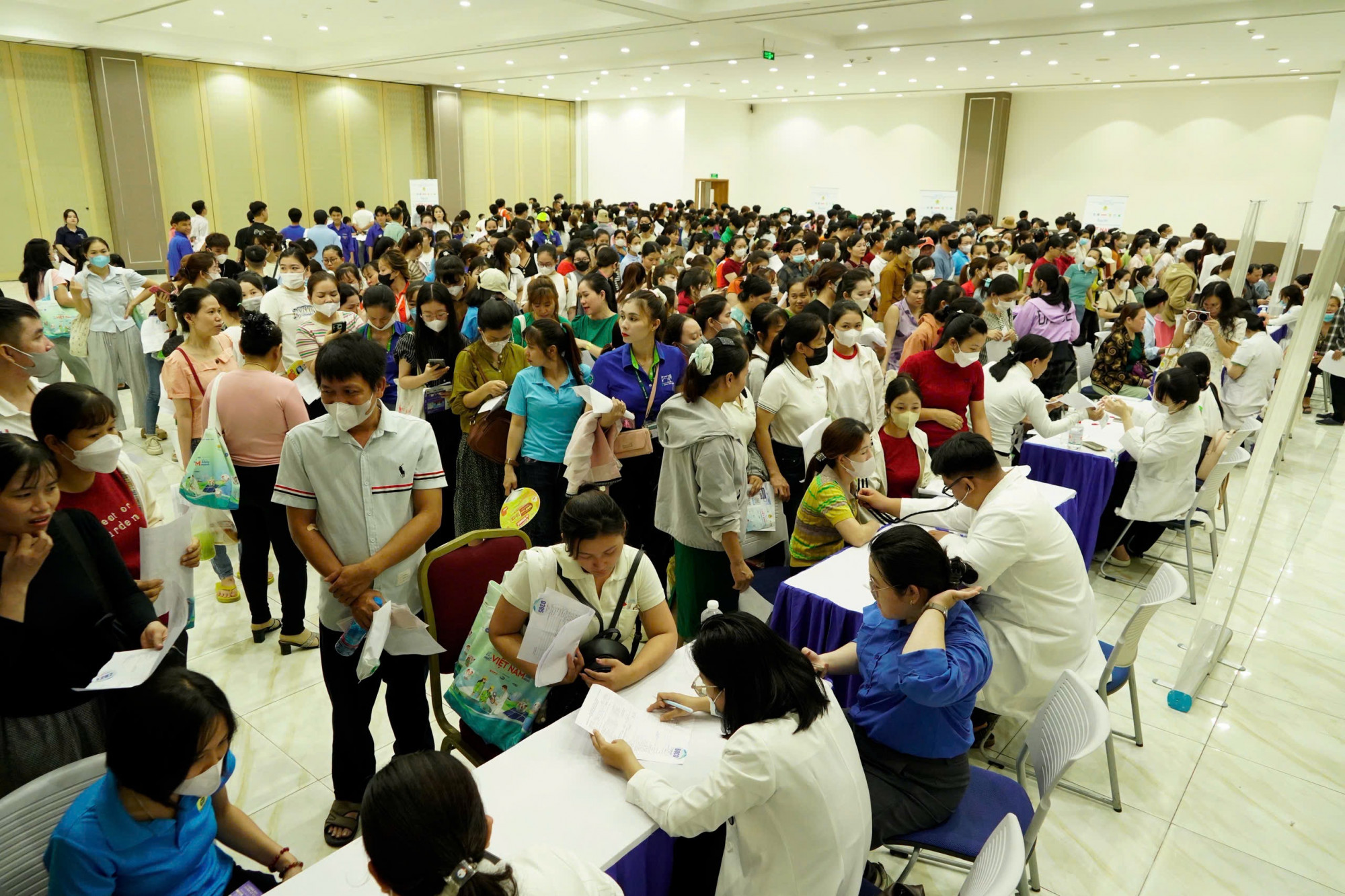 Hơn 2.000 công nhân, người lao động tham gia chương trình khám sức khỏe và tư vấn pháp luật miễn phí tại TP.HCM sáng 21/6 - Ảnh: Ban tổ chức