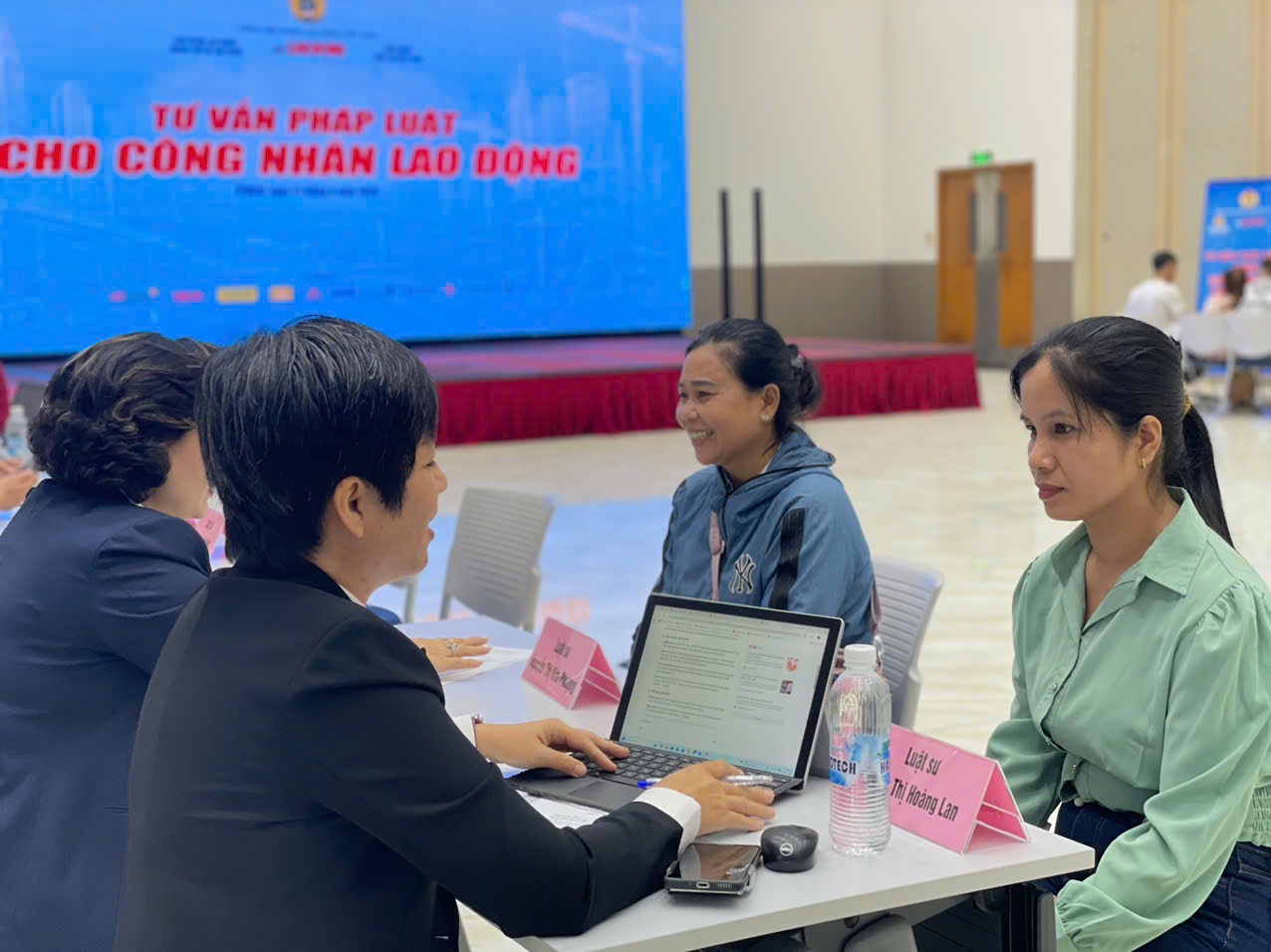 Đội ngũ luật sư trực tiếp giải đáp các thắc mắc về pháp luật lao động, bảo hiểm xã hội và quyền lợi của công nhân - Ảnh: Ban tổ chức