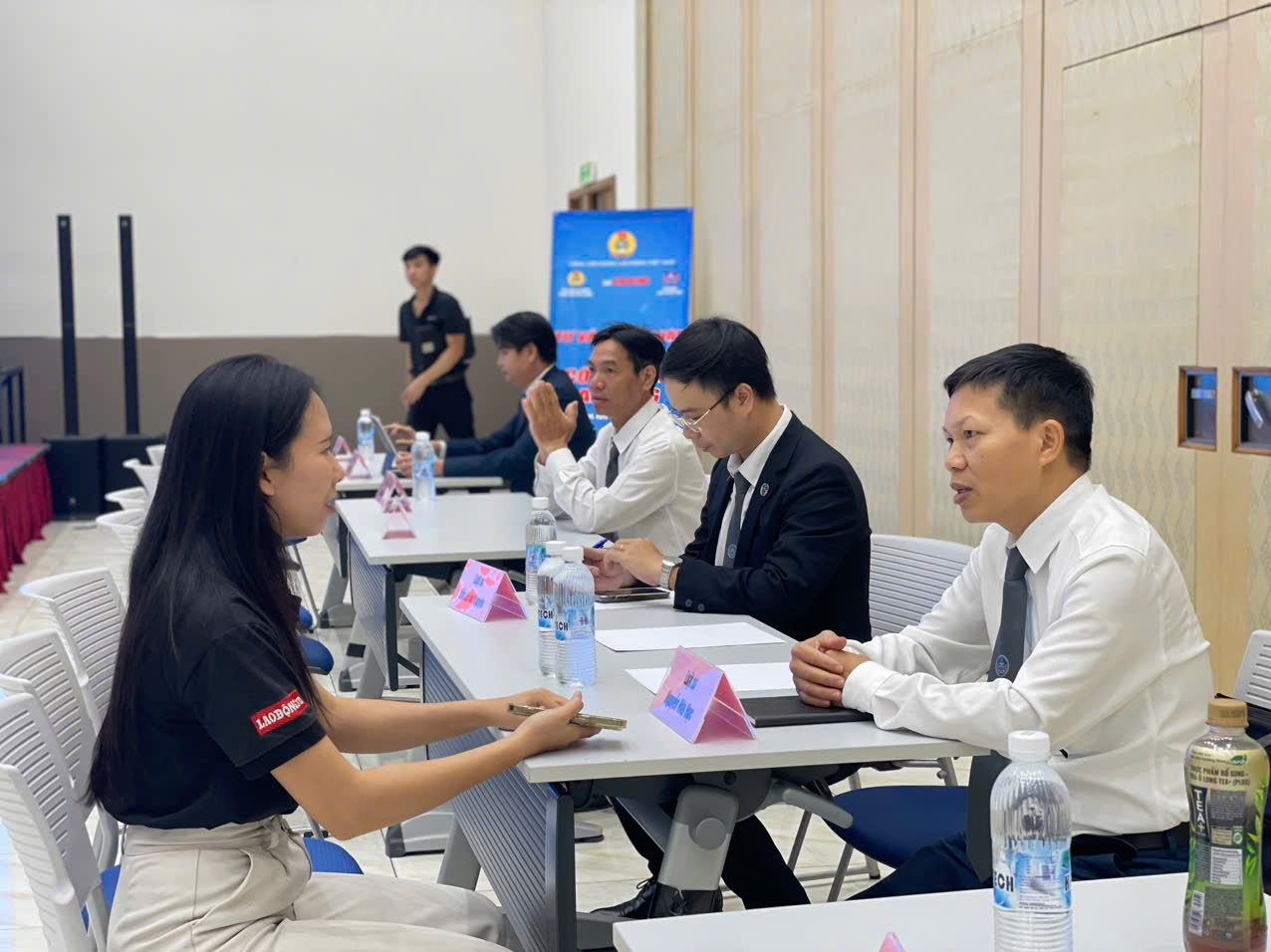 Các luật sư tư vấn trực tiếp, hỗ trợ người lao động giải đáp những vướng mắc về pháp luật lao động và bảo hiểm xã hội - Ảnh: Ban tổ chức