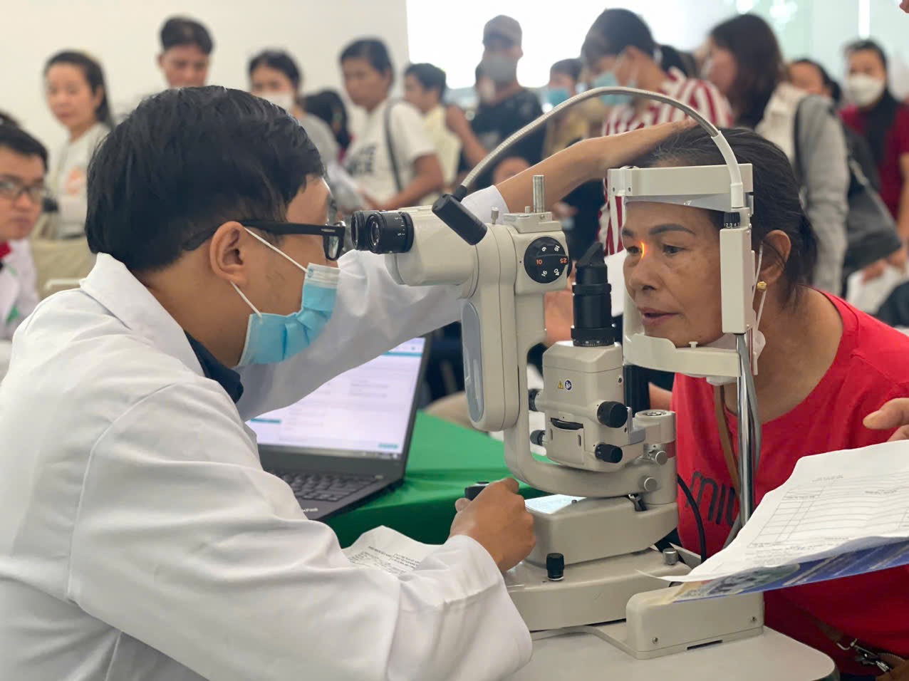 Người lao động được các y, bác sĩ thăm khám, tư vấn sức khỏe và sàng lọc nguy cơ mắc bệnh nghề nghiệp - Ảnh: Ban tổ chức