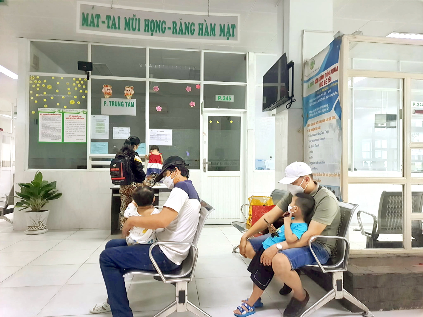 Trẻ đợi khám bệnh tại Bệnh viện Nhi Đồng 2