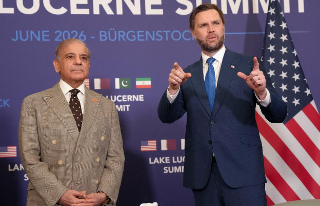 Phó Tổng thống Mỹ JD Vance (phải) gặp Thủ tướng Pakistan Shehbaz Sharif tại khu phức hợp khách sạn hạng sang Burgenstock nhìn ra hồ Lucerne, Thụy Sĩ, ngày 21 tháng 6 năm 2026. (Ảnh AFP)