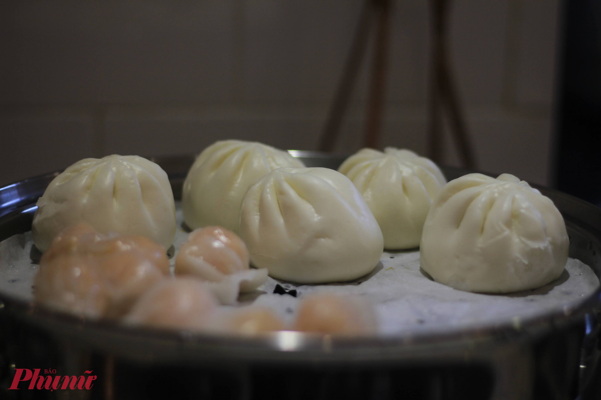 Những xửng há cảo, xíu mại, bánh bao kim sa nóng hổi là món ăn được nhiều người yêu thích. Chỉ từ 25.000-50.000 đồng, thực khách đã có thể gọi vài xửng dimsum để thưởng thức cùng trà nóng.