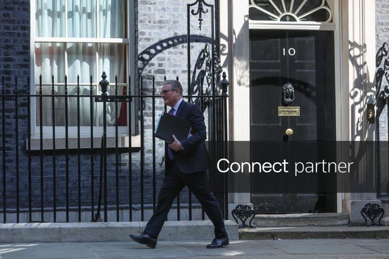 Thủ tướng Anh Keir Starmer bên ngoài số 10 Downing Street. Những đồn đoán về tương lai chính trị của ông đang làm dấy lên câu hỏi lớn hơn: vì sao nước Anh liên tục thay đổi người đứng đầu chính phủ trong những năm gần đây - Ảnh: Reuters Connect