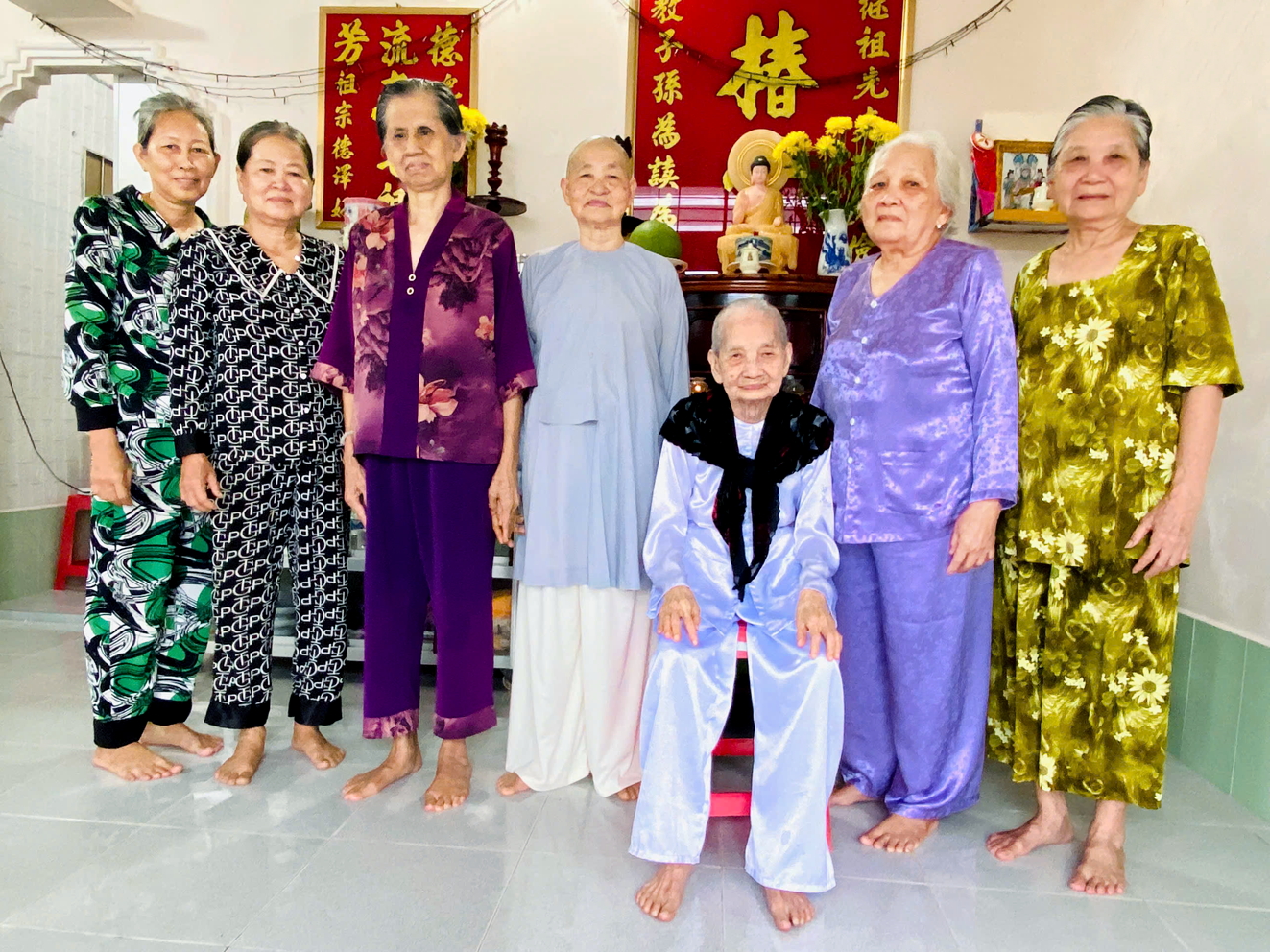 Chiến tranh qua đi, có một thứ vẫn nguyên vẹn sau tất cả. Đó là tình chị em - Ảnh do tác giả cung cấp
