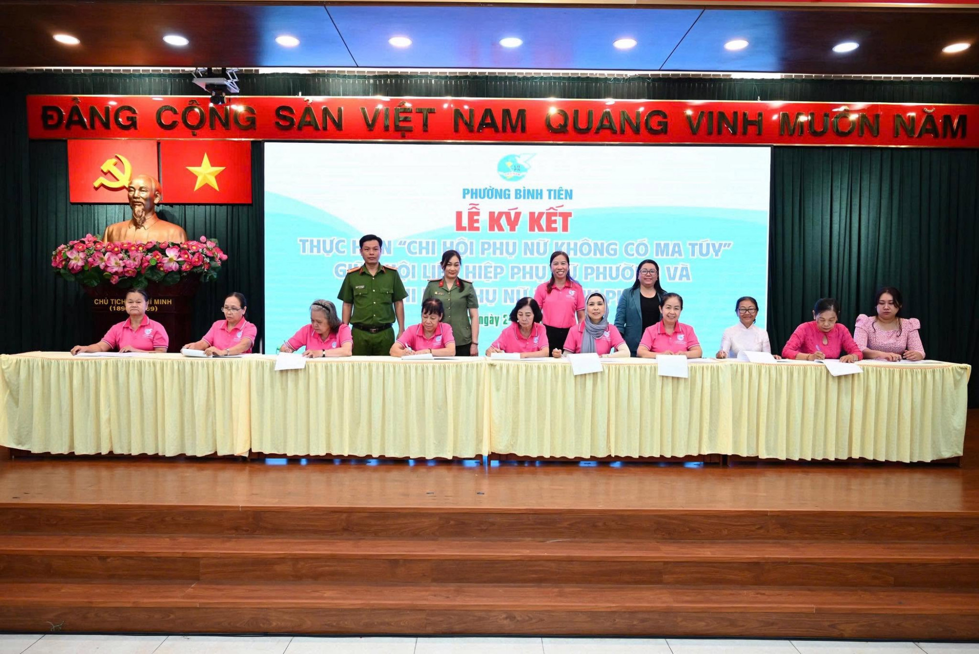 Lễ ký kết Lễ ký kết thực hiện công tác phòng, chống ma túy giữa Hội Liên hiệp Phụ nữ phường và các Chi hội Phụ nữ khu phố