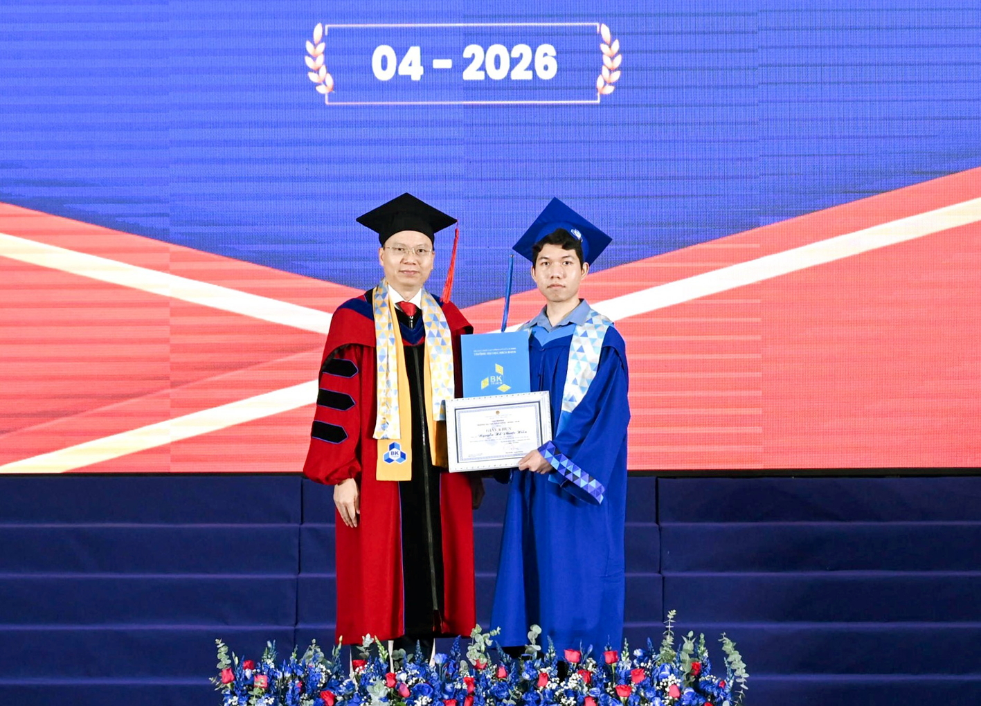 Trường đại học Bách khoa (Đại học Quốc gia TPHCM) trao bằng khen cho cử nhân tốt nghiệp sớm nửa năm với loại xuất sắc trong đợt tốt nghiệp tháng 4/2026 - ẢNH: TRƯƠNG MẪN