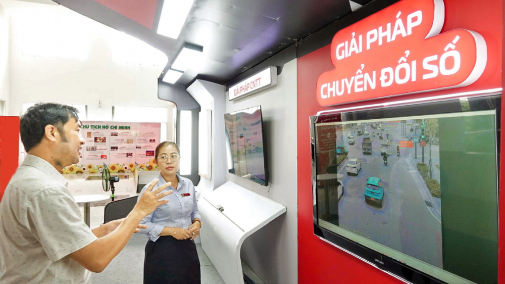 Tiên phong xây dựng đô thị thông minh cấp xã Người dân xem giải pháp quản lý đô thị thông minh được Viettel giới thiệu tại phường Phú Nhuận