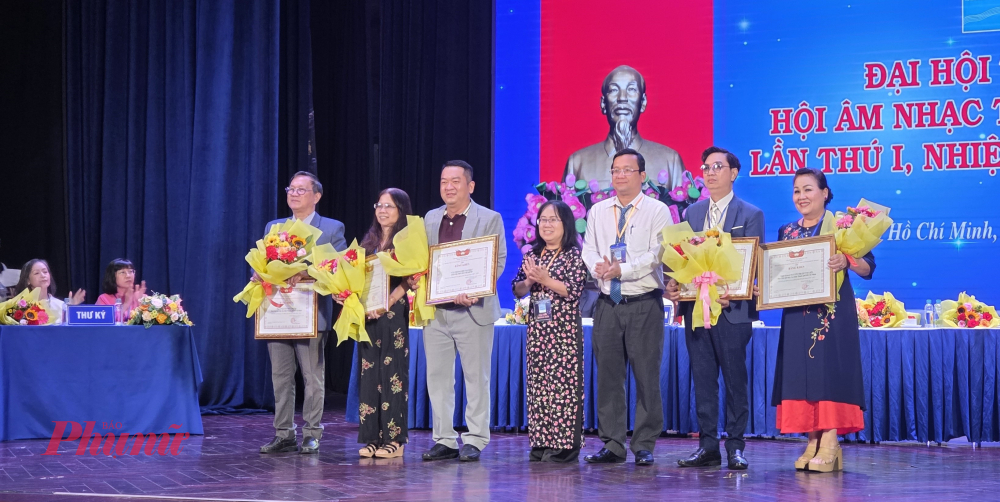 Nhạc sĩ Nguyễn Quang Vinh tái đắc cử Chủ tịch Hội Âm nhạc TPHCM Phó trưởng Ban Tuyên giáo và Dân vận Thành ủy TPHCM Đinh Thị Thanh Thủy và Bí thư Thành Đoàn TPHCM Ngô Minh Hải