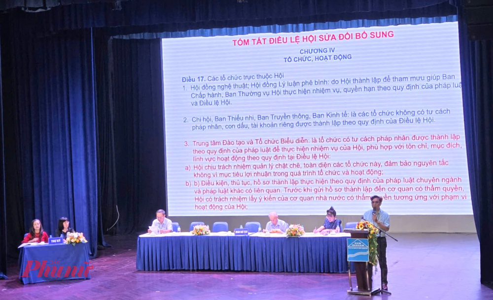 Nhạc sĩ Nguyễn Quang Vinh, Chủ tịch Hội Âm nhạc TPHCM nhiệm kỳ 2020 – 2025, trình bày nội dung sửa đổi, bổ sung Điều lệ Hội.