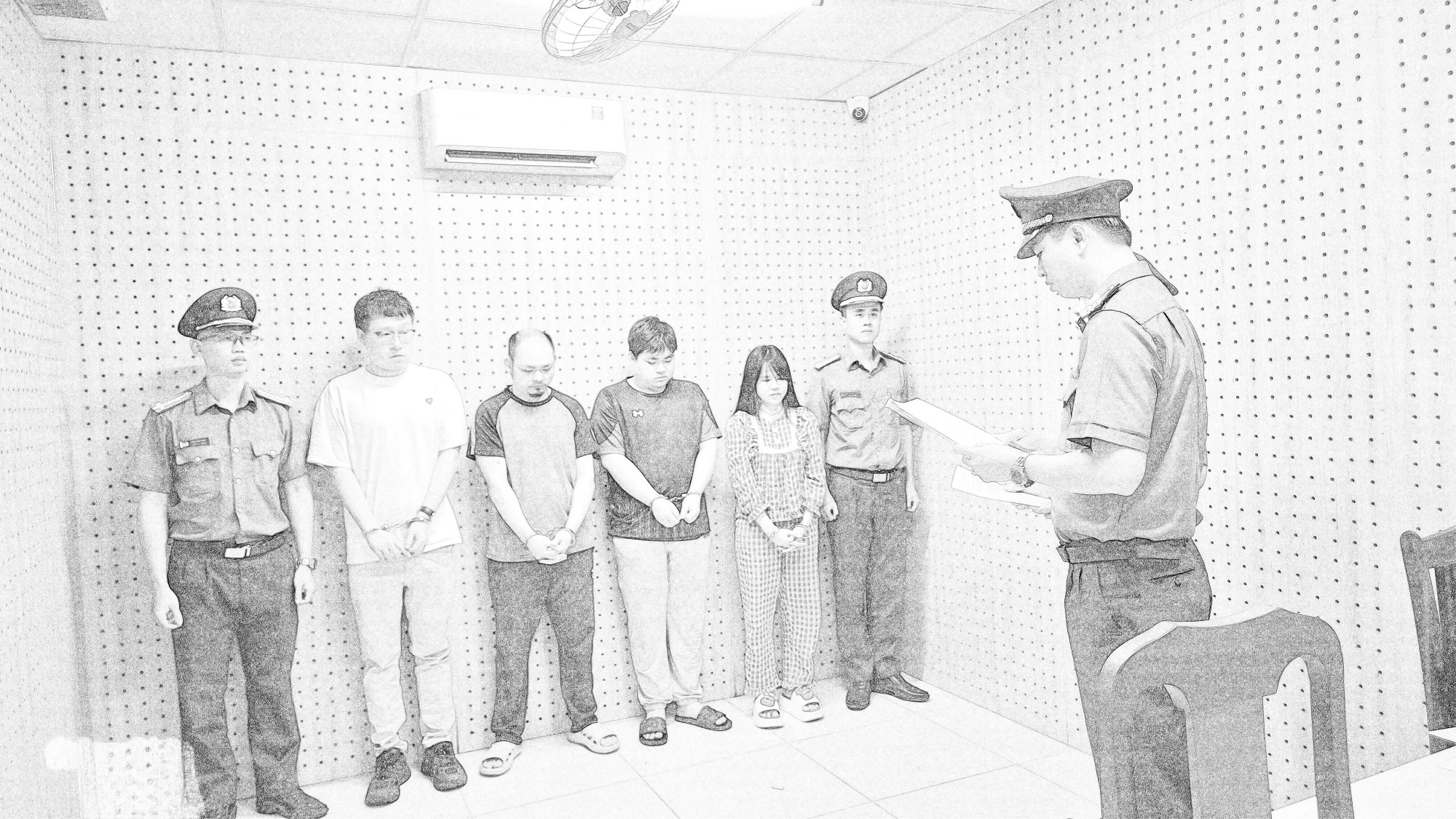 Xử lý nhiều nhóm người nước ngoài từ Campuchia vào Việt Nam để ‘lập bản doanh’ lừa đảo Các đối tượng bị khởi tố. Ảnh: CACC