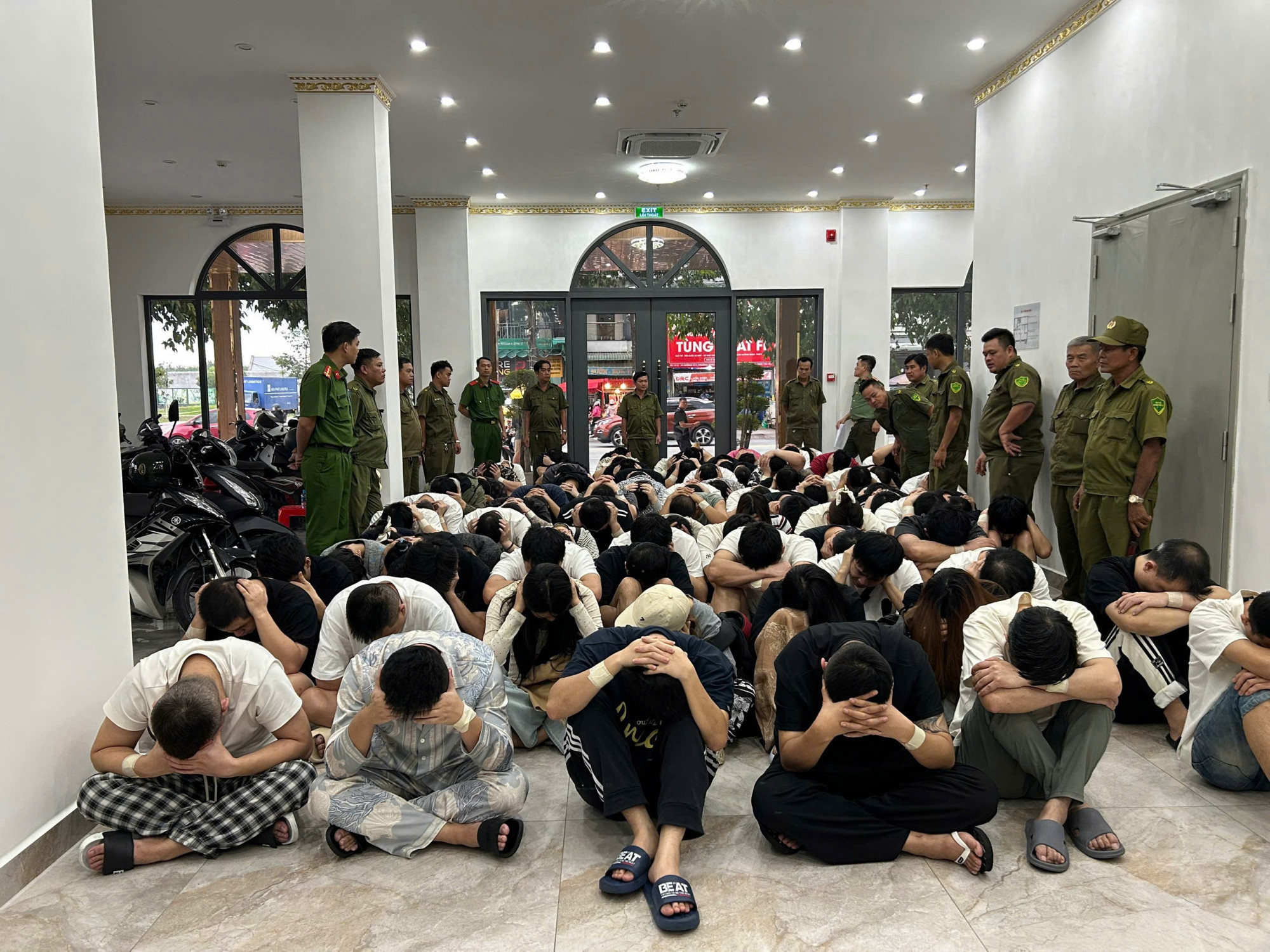Xử lý nhiều nhóm người nước ngoài từ Campuchia vào Việt Nam để ‘lập bản doanh’ lừa đảo Hàng chục đối tượng thời điểm bị bắt tại phường Thuận Giao. Ảnh: CACC